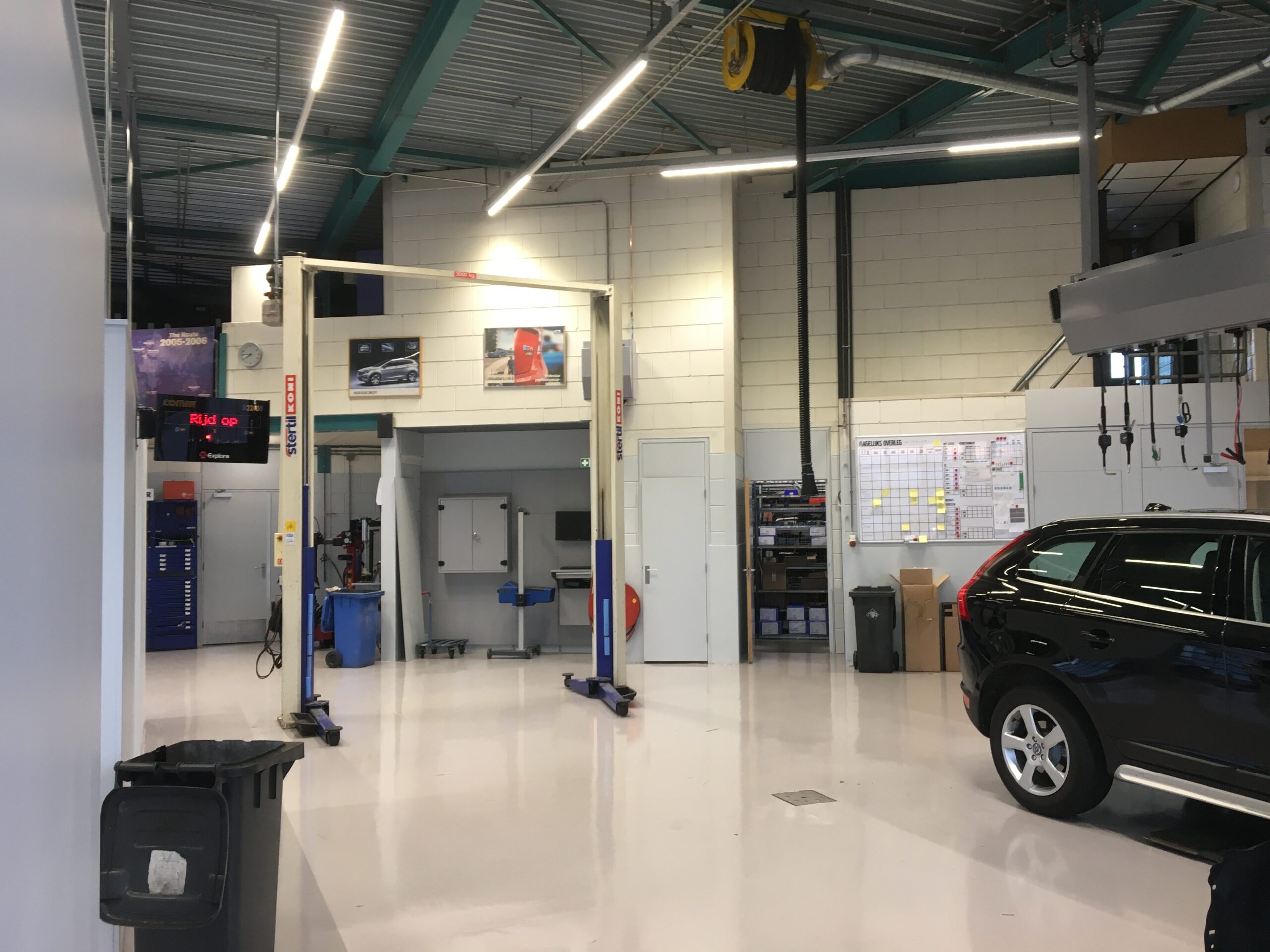 Gerenoveerde werkplaats met nieuwe bruggen en apparatuur.