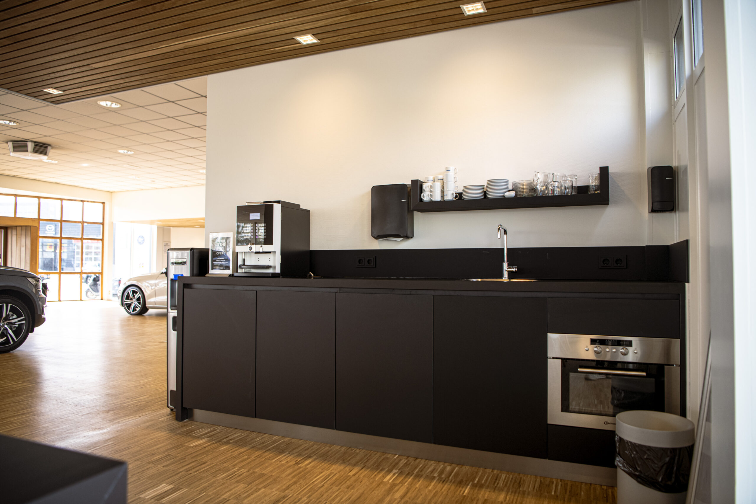 Vernieuwde showroom van Volvo Nieuwenhuijse in Meppel na de verbouwing.