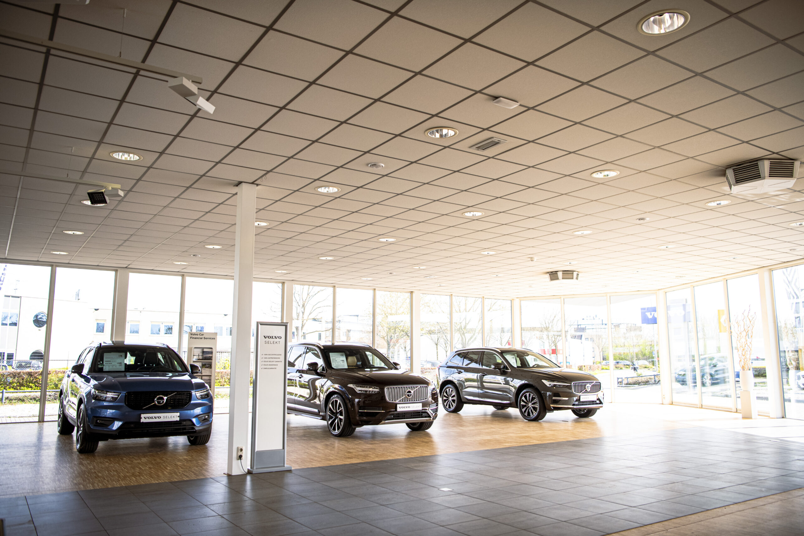 Vernieuwde showroom van Volvo Nieuwenhuijse in Meppel na de verbouwing.