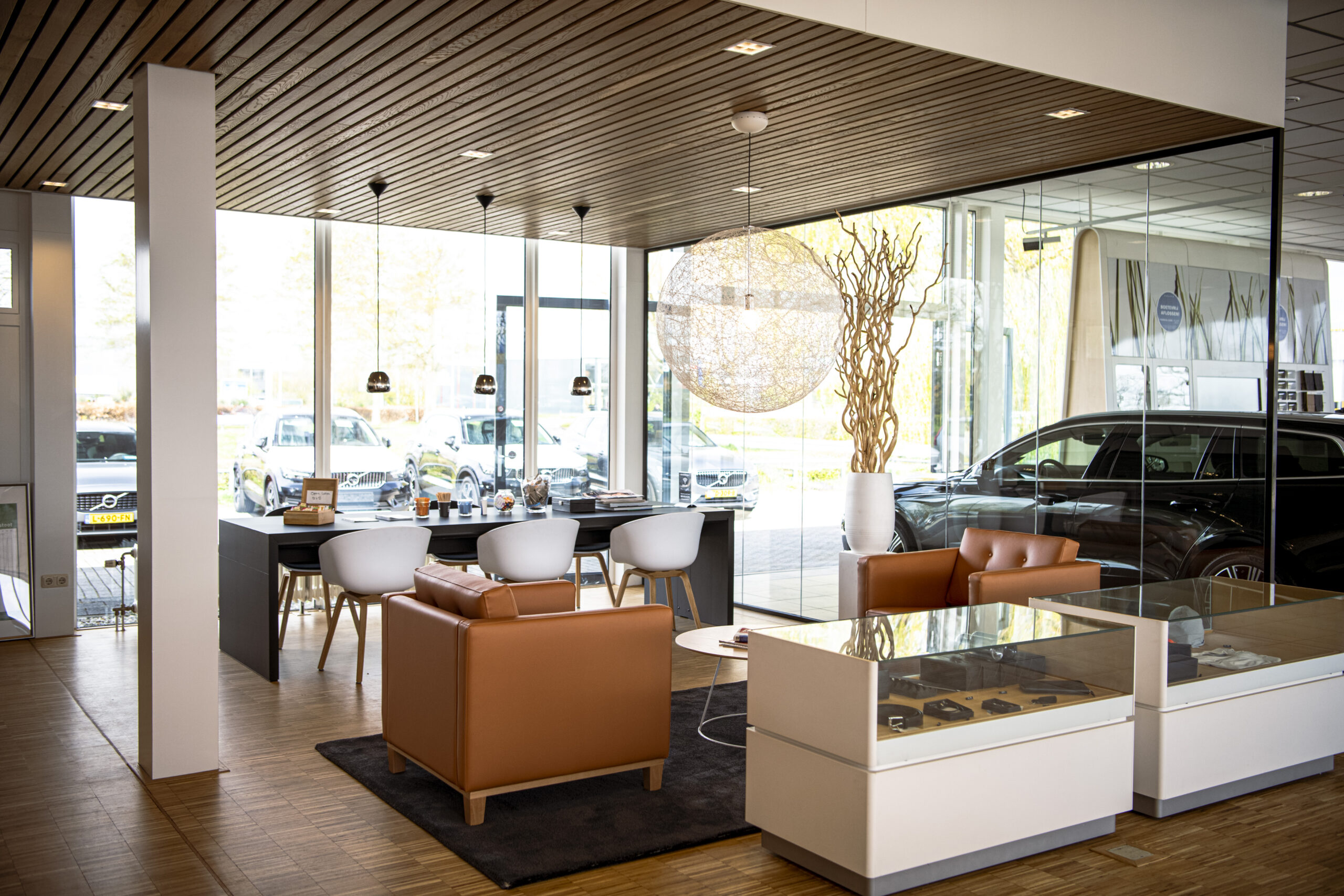 Nieuwe livingroom in de showroom van Volvo Nieuwenhuijse.