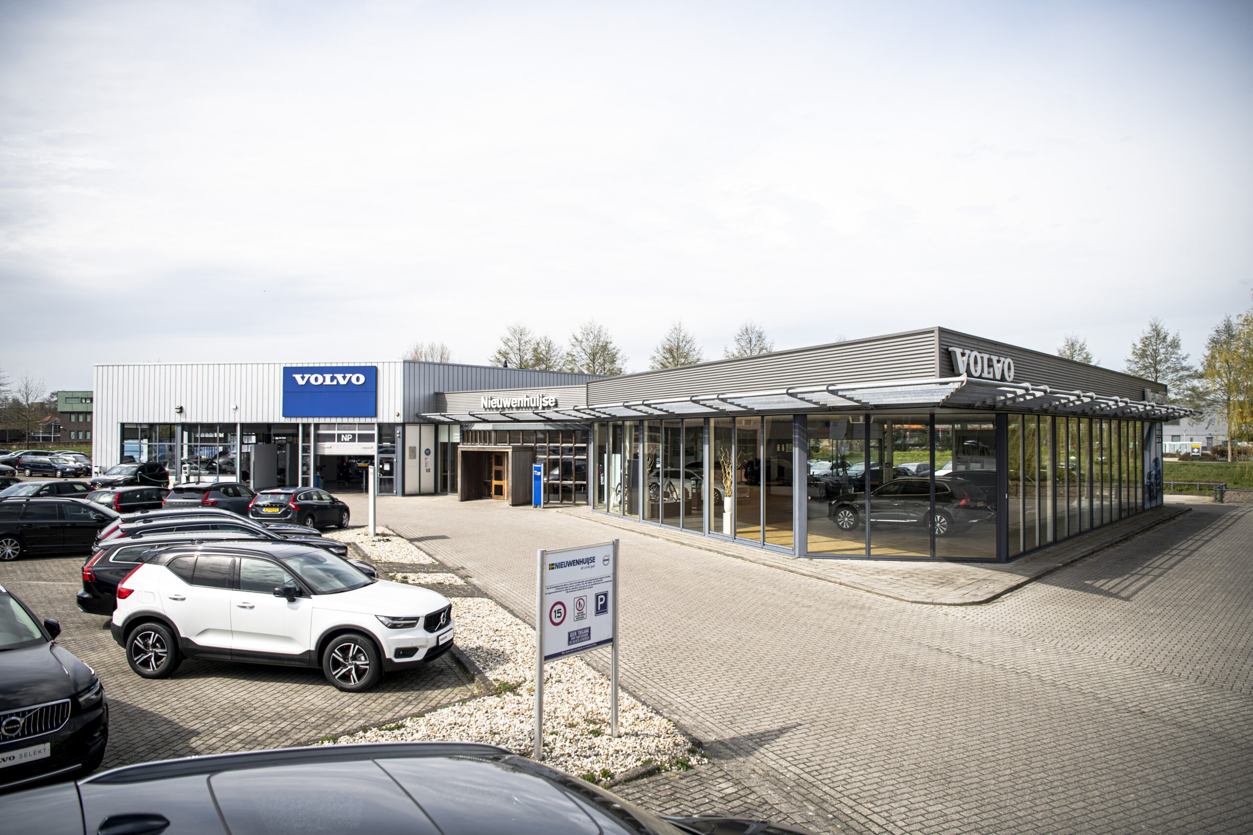 Overzicht van de gerenoveerde showroom en werkplaats in Meppel.