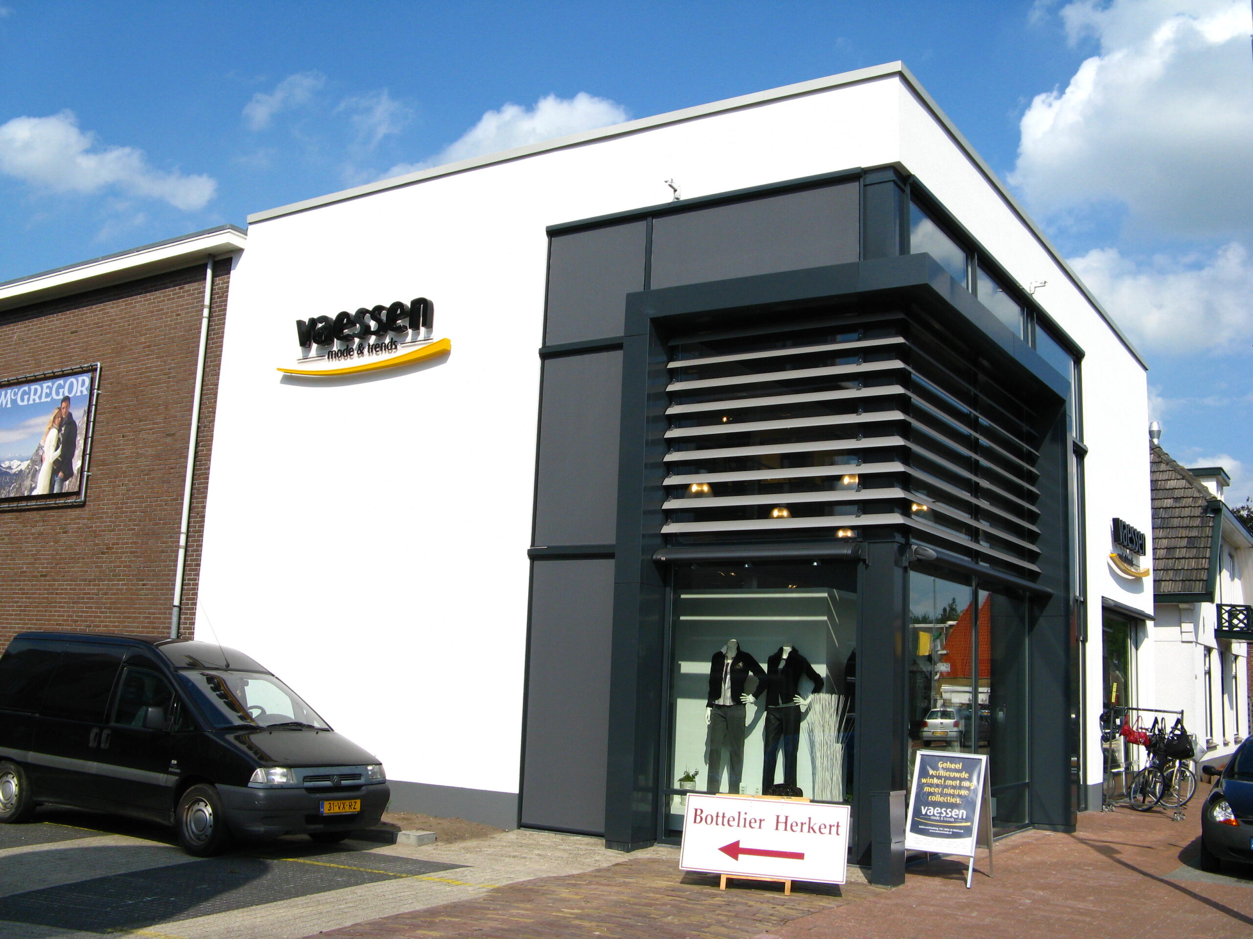 Vernieuwde voorgevel van Modehuis Vaessen na de verbouwing in Oldebroek