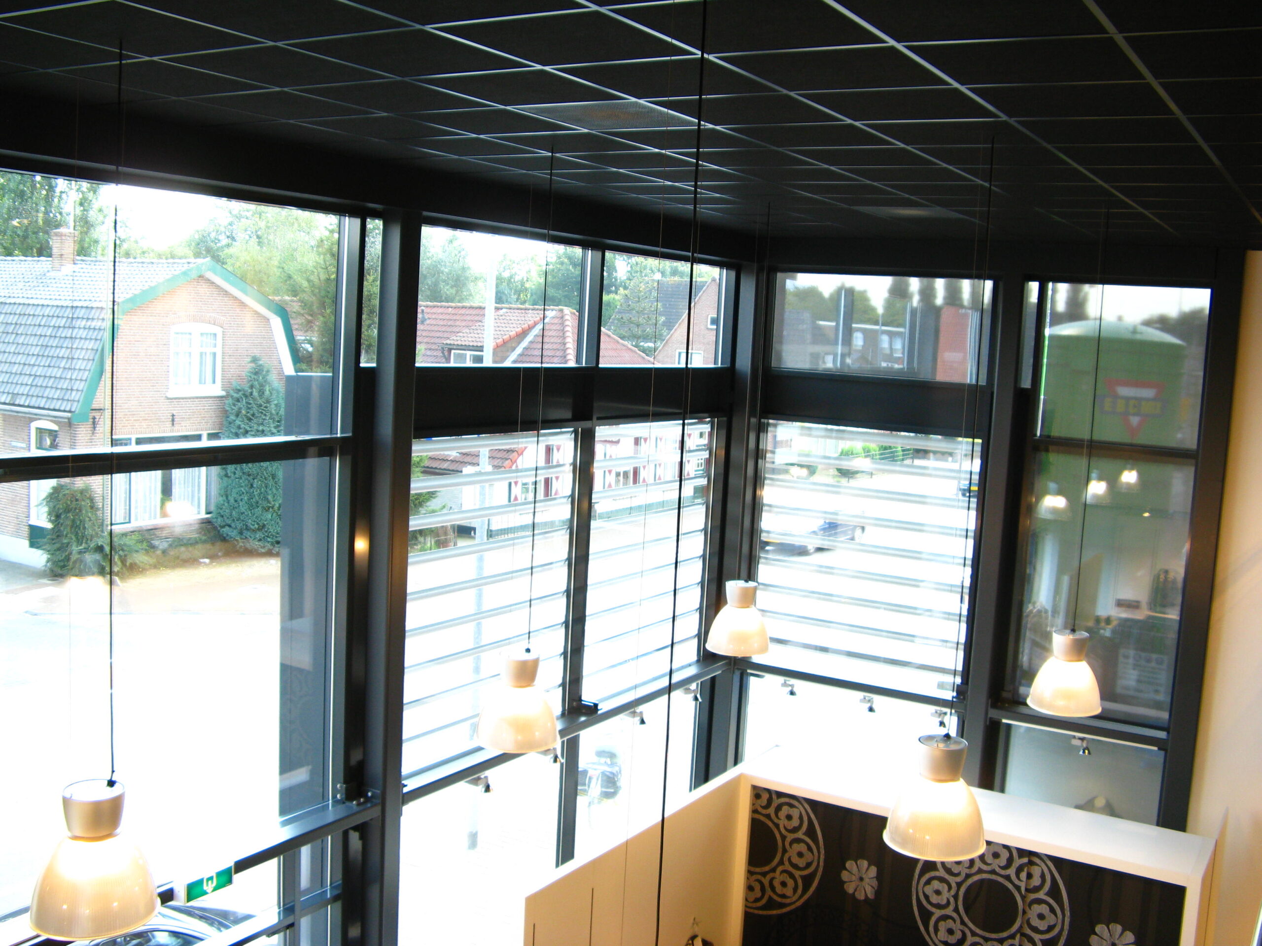 Vernieuwde voorgevel van Modehuis Vaessen na de verbouwing in Oldebroek