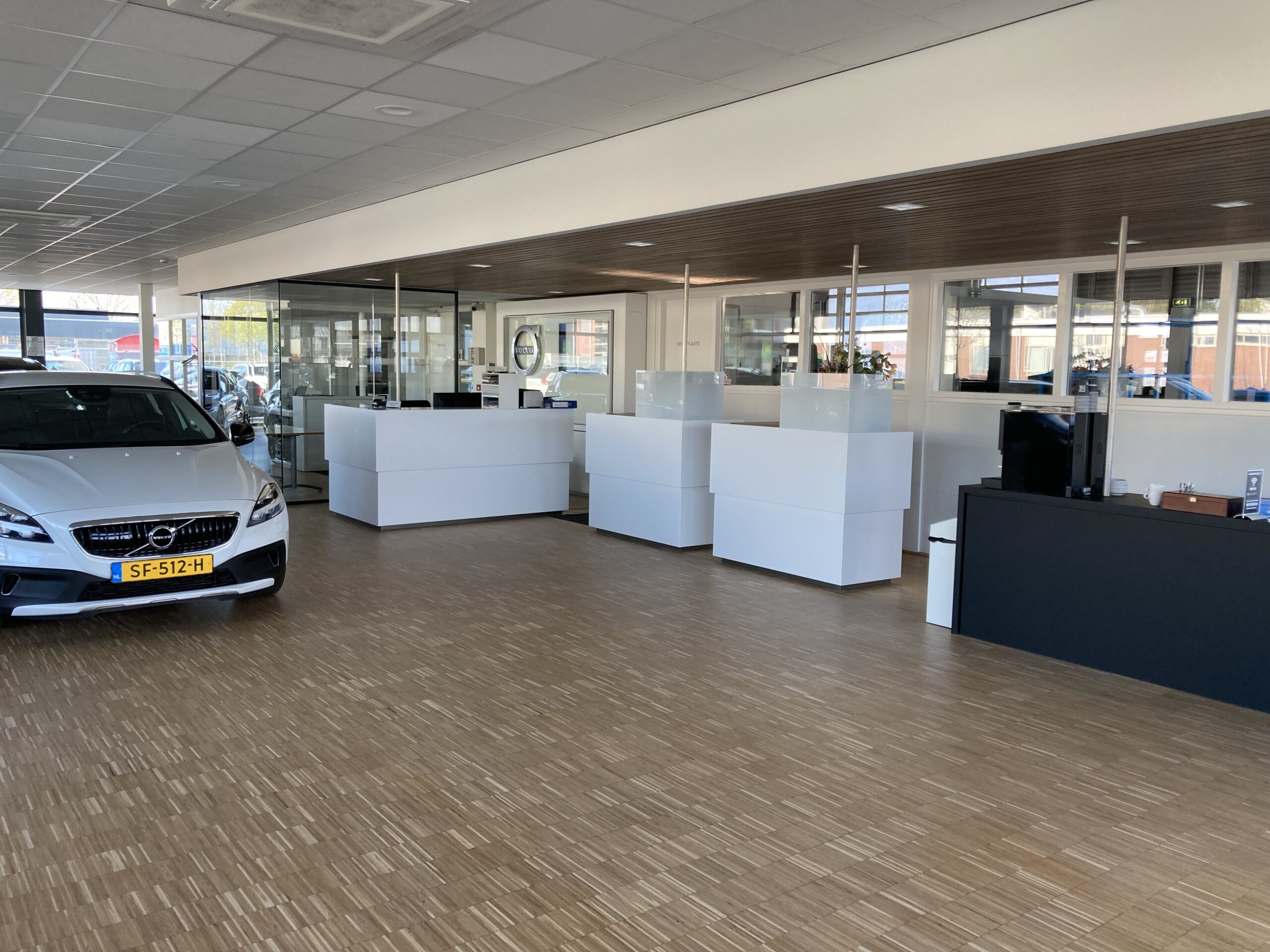 Vernieuwde showroom van Volvo Nieuwenhuijse in Raalte.
