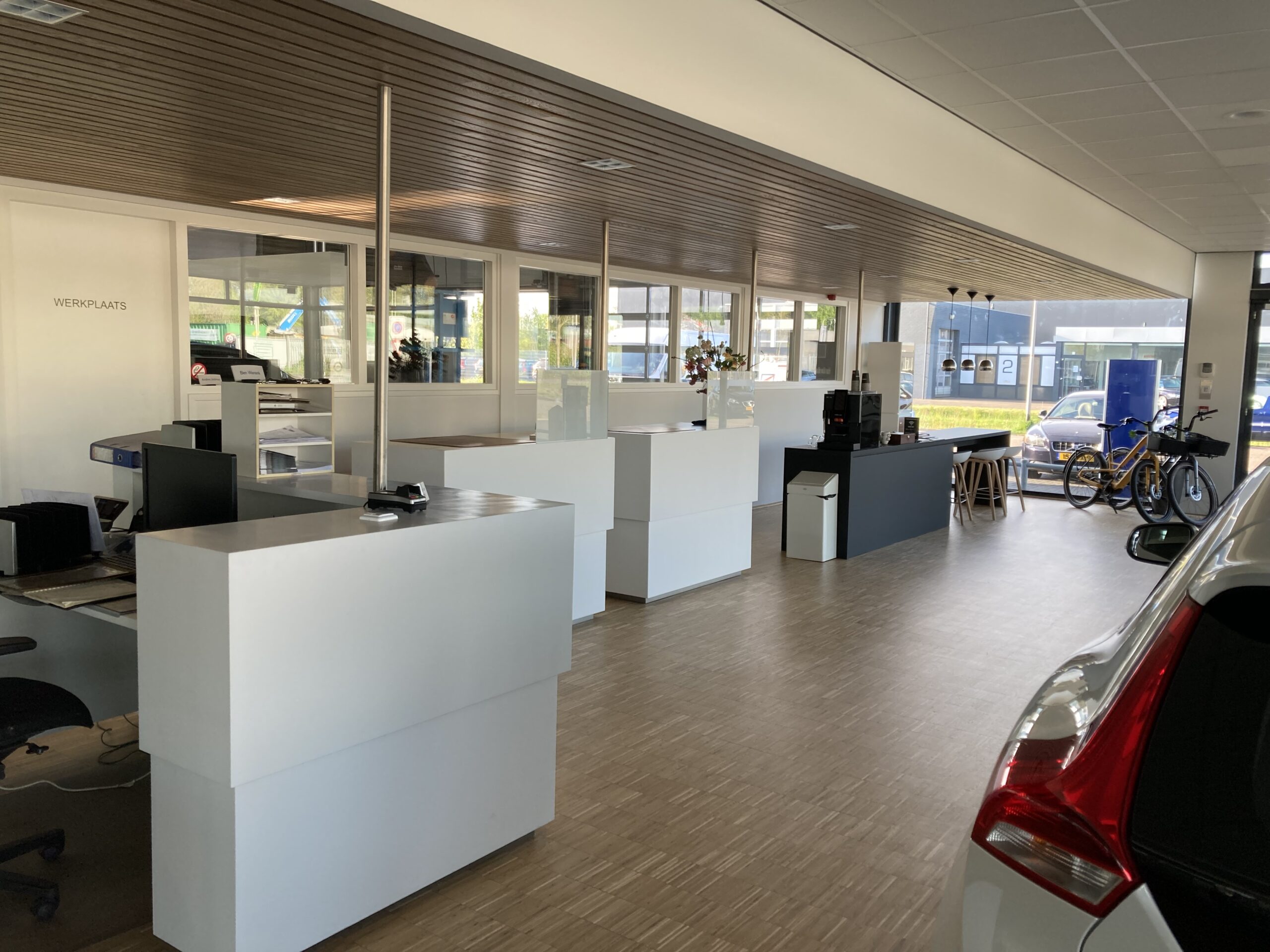 Overzicht van de gerenoveerde showroom en werkplaats in Raalte.
