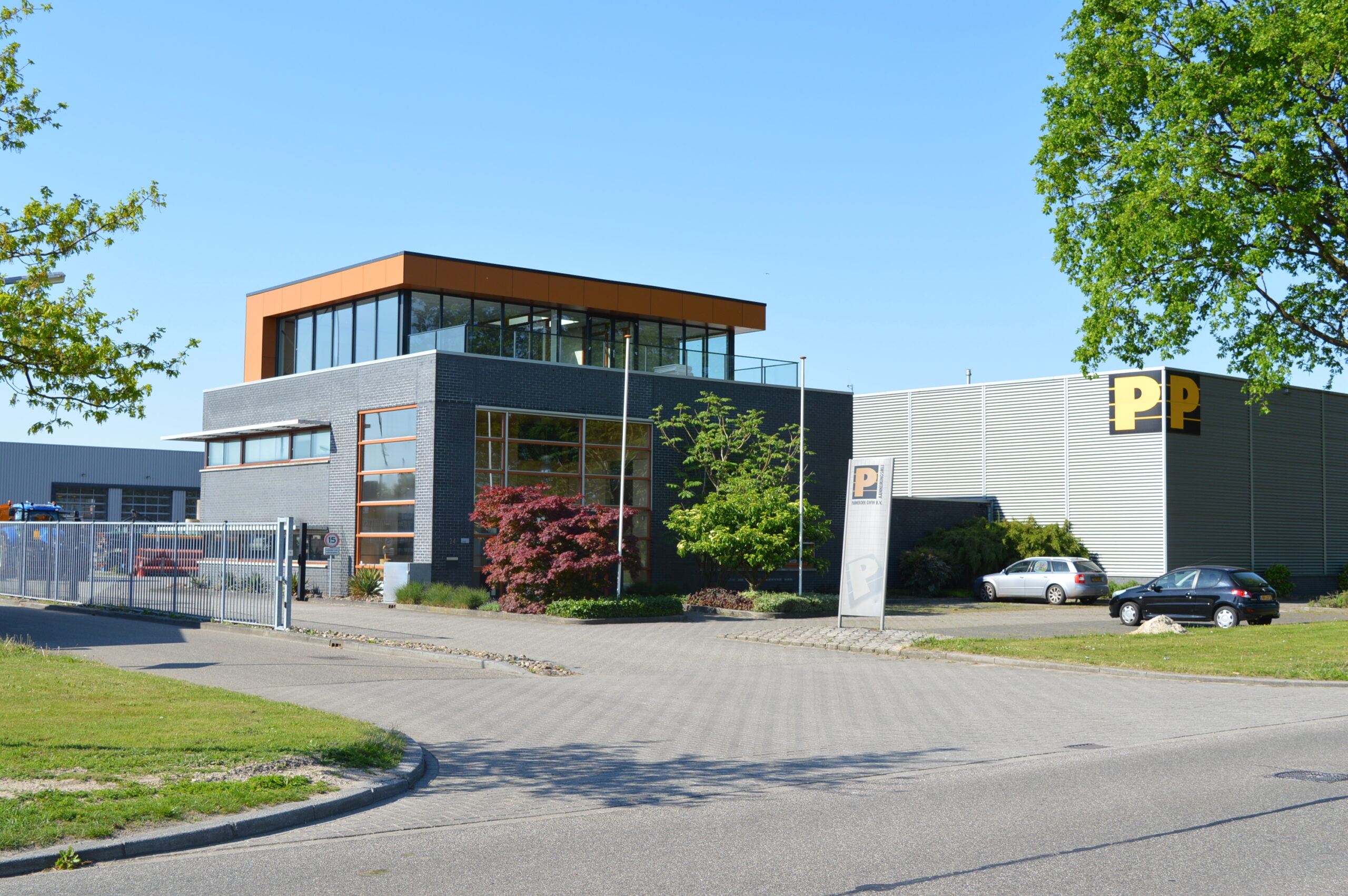 Optopping van het kantoorpand van Pannekoek GWW op industrieterrein Eekterveld in Vaassen.