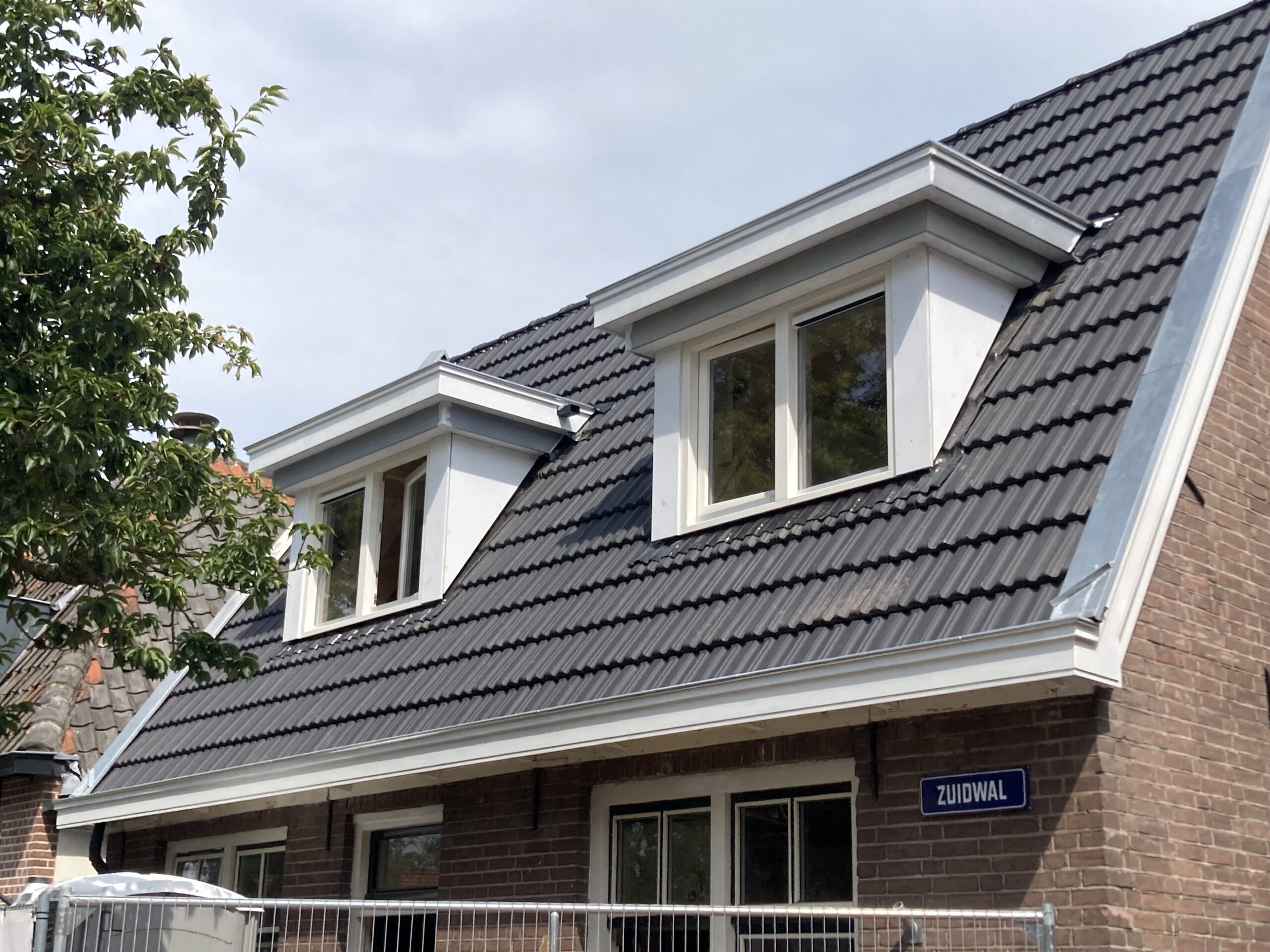 Vrijstaande woning voorzien van drie nieuwe dakkapellen.