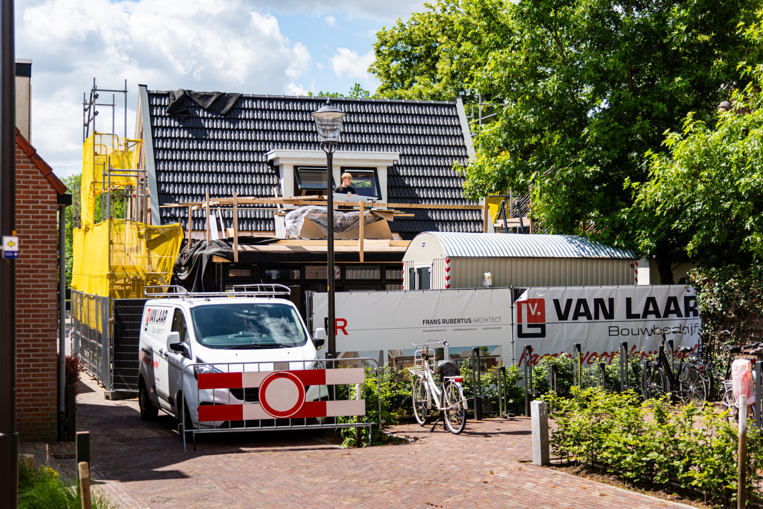 Moderne woninguitbreiding met strakke lijnen en royale overstekken.