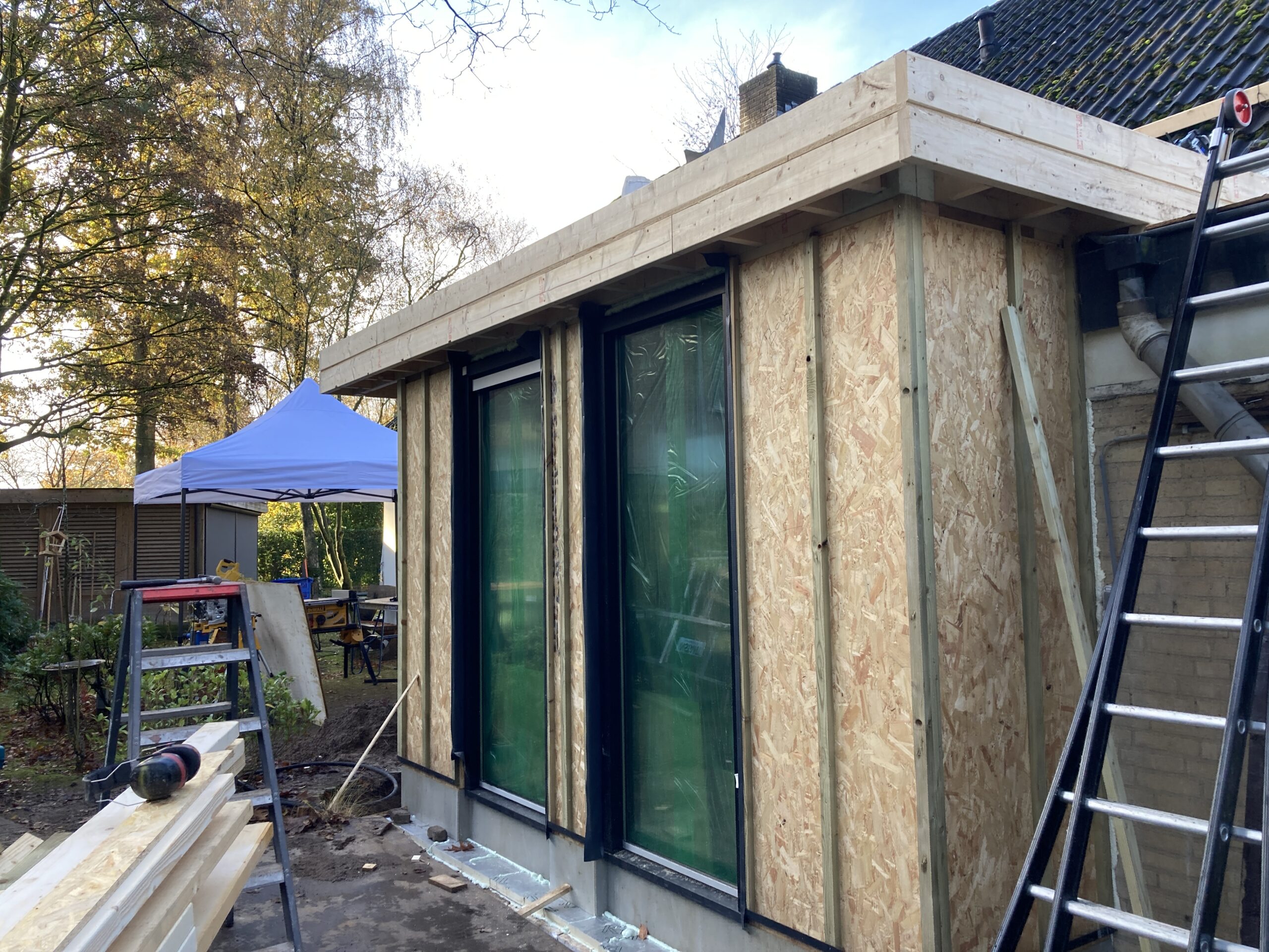 Houtskeletbouw uitbouw met veel daglicht en tuinzicht.