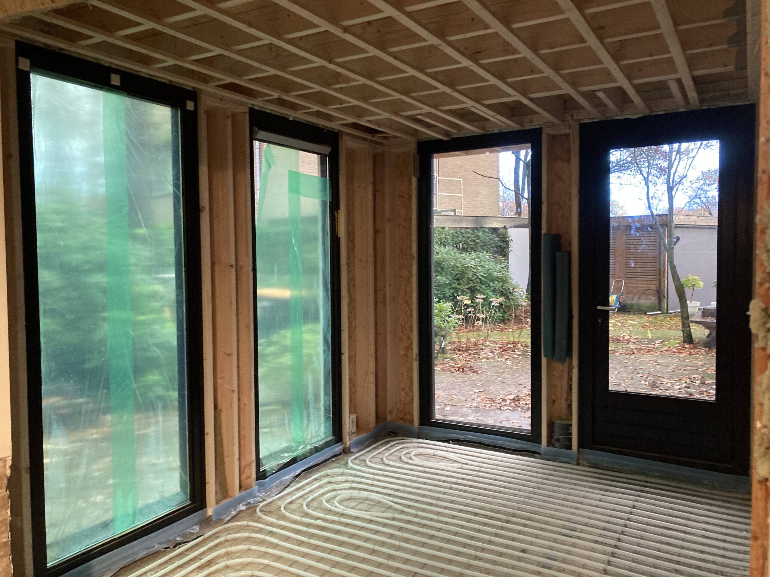 Houtskeletbouw uitbouw met veel daglicht en tuinzicht.
