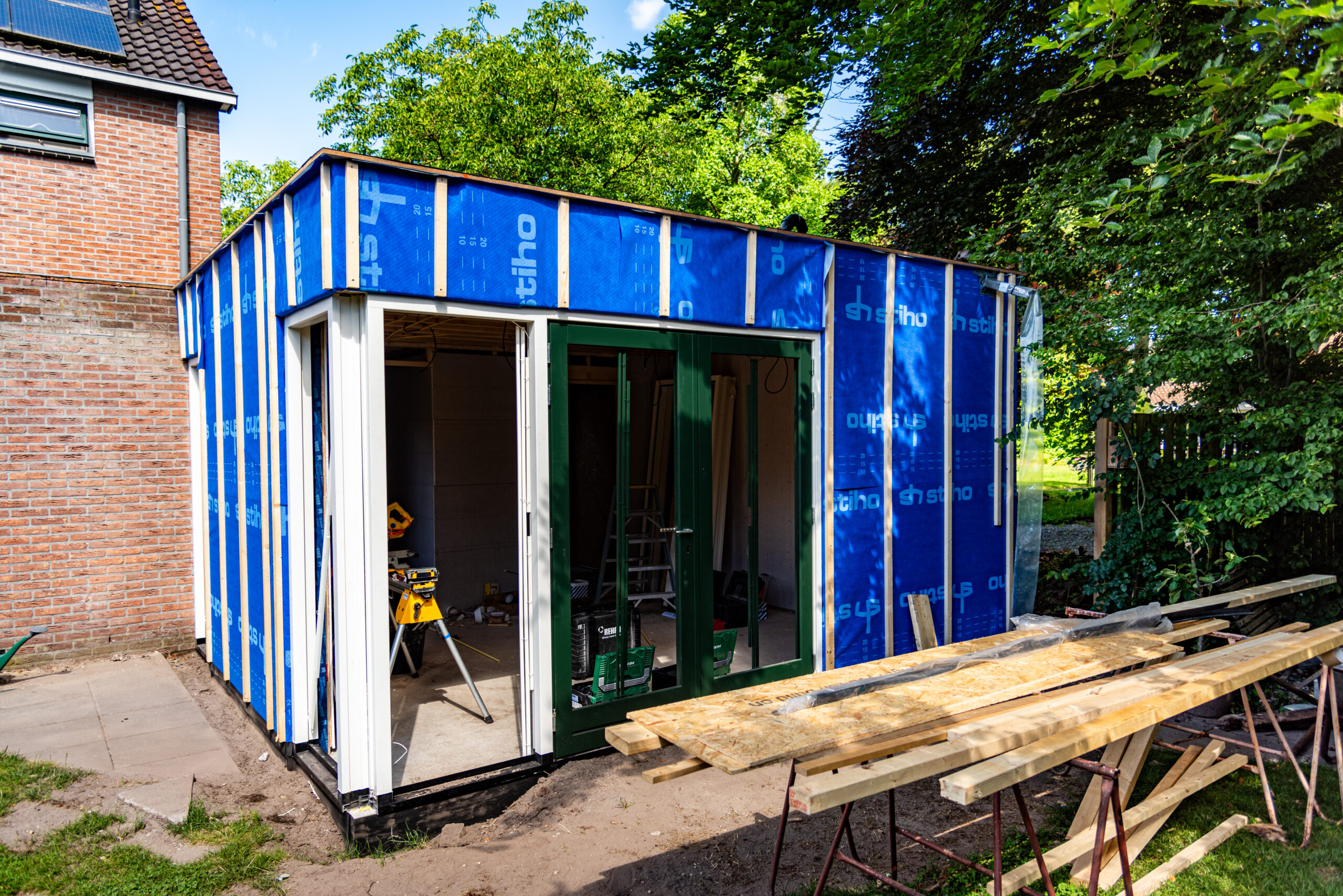 Moderne aanbouw in Vaassen met hoogwaardige afwerking en duurzame uitstraling.