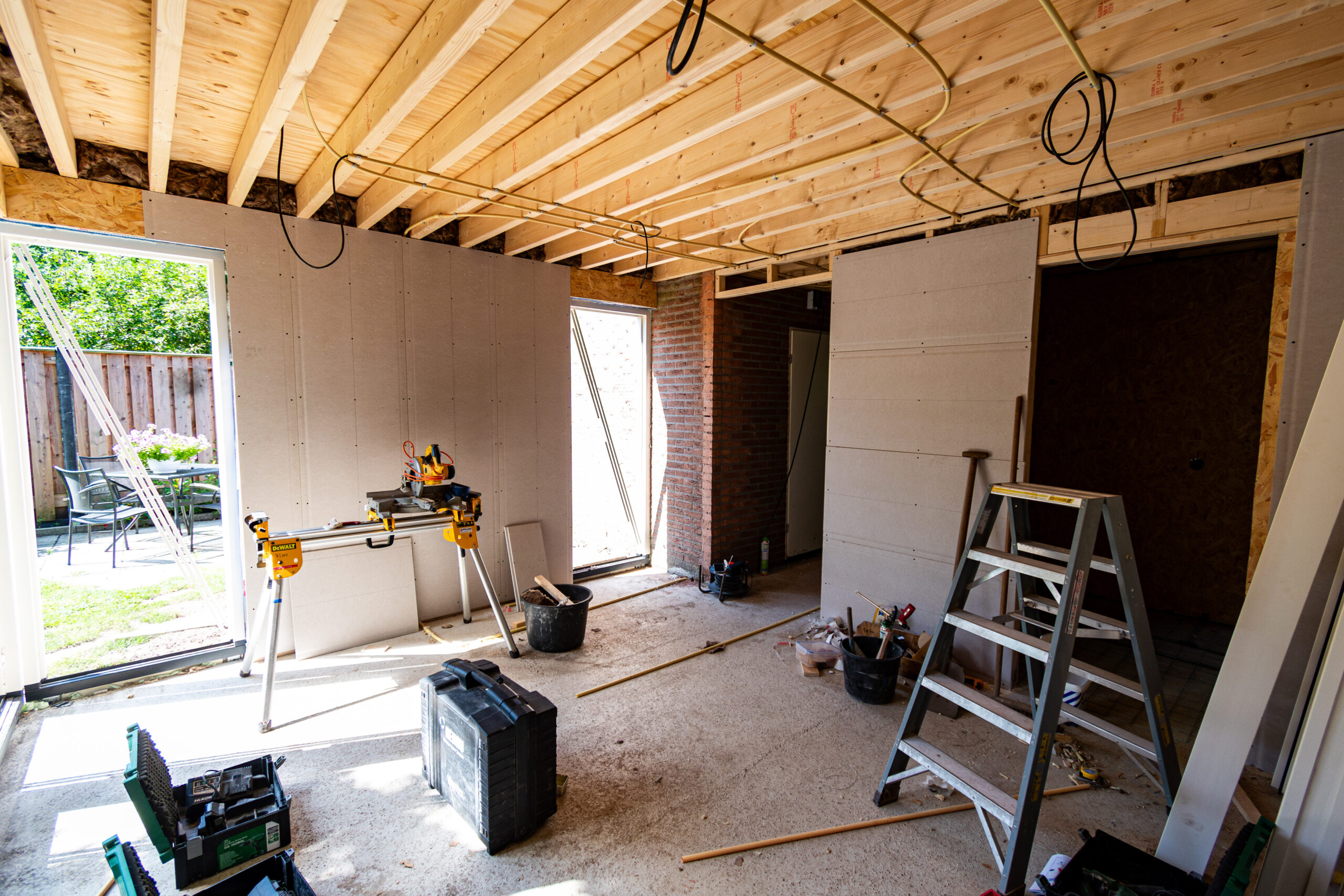 Comfortabele slaapkamer met veel daglicht en uitzicht op de tuin.