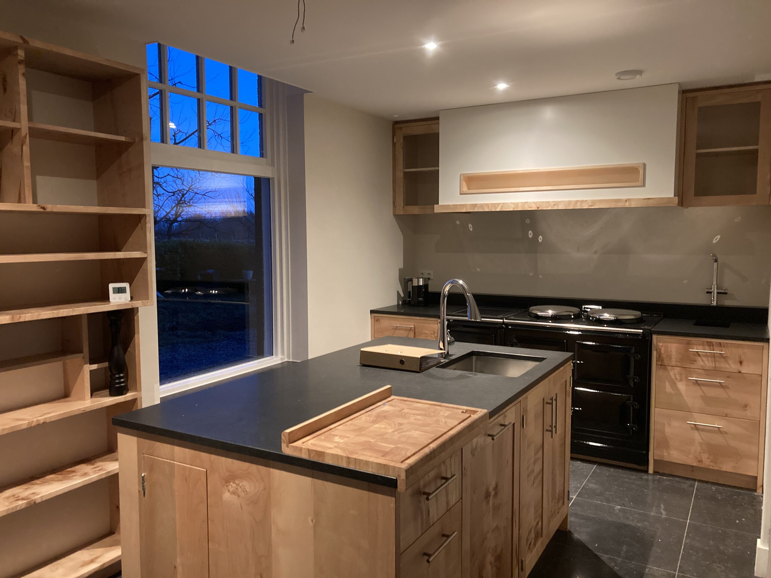 Interieur met maatwerkbetimmering en duurzame afwerking.