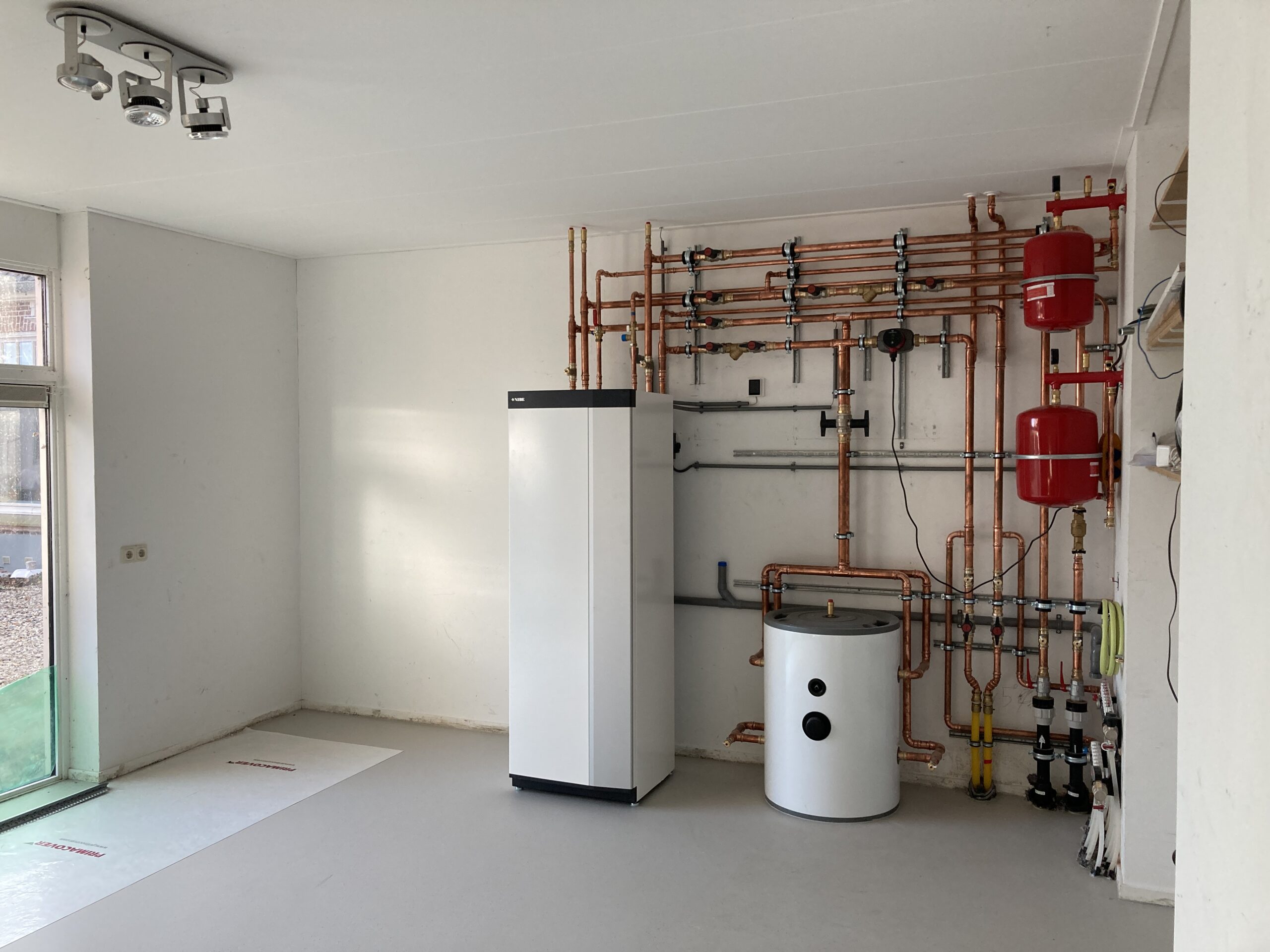 Gasloze woning met bodemwarmtepomp en zonnepanelen.