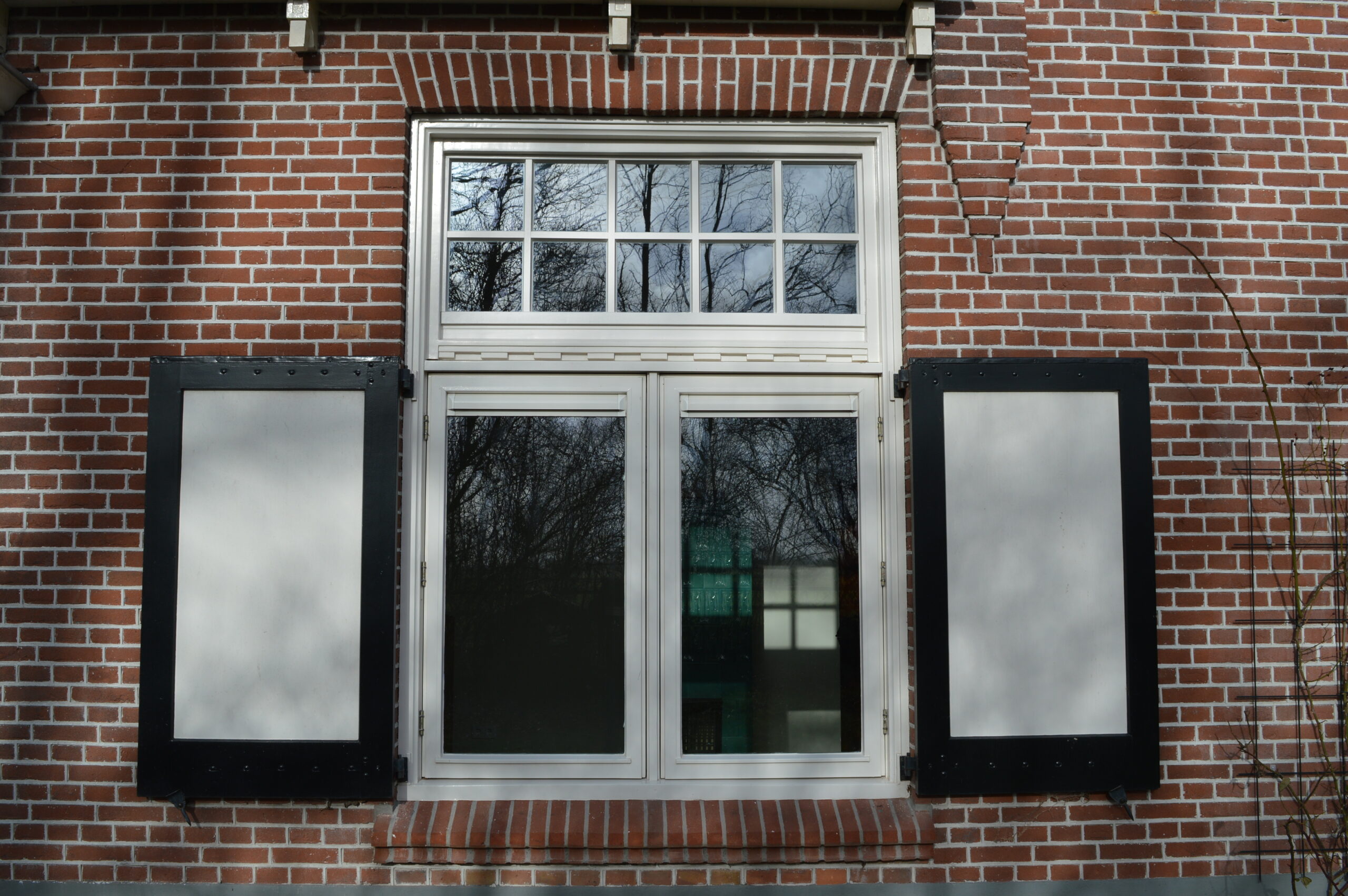 Gerenoveerde woning met nieuwe vensterluiken en authentieke uitstraling.