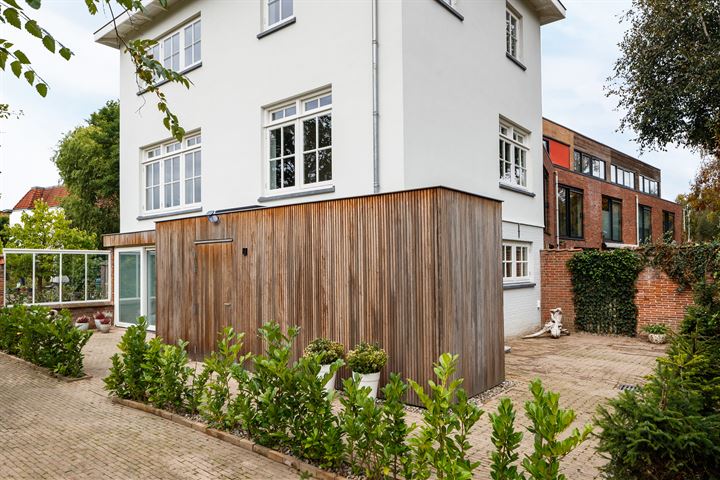 Gerenoveerde karakteristieke stadsvilla aan de Vecht in Utrecht.