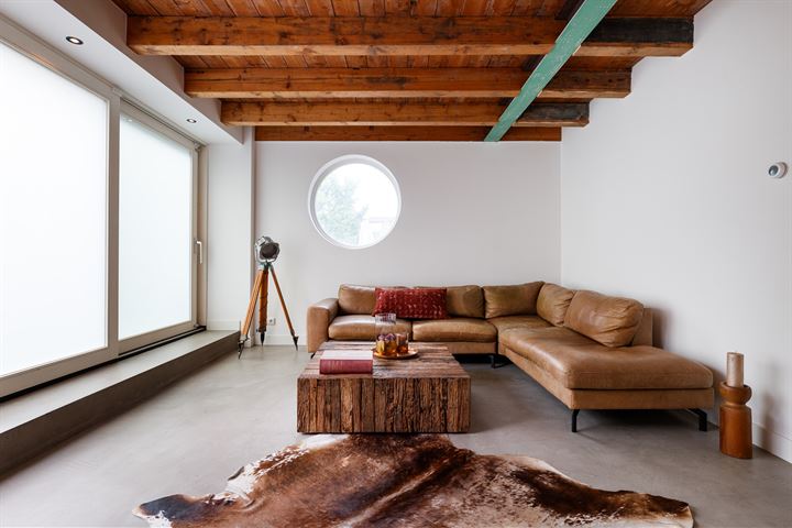 Interieur van een gemoderniseerde stadsvilla met hoogwaardige afwerking.