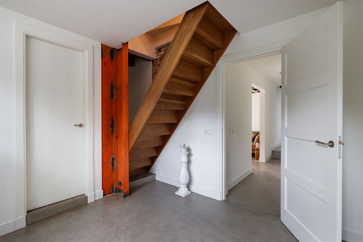 Interieur van een gemoderniseerde stadsvilla met hoogwaardige afwerking.