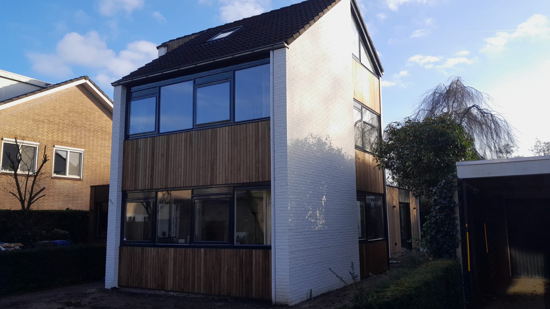 Gerenoveerde woning met nieuwe gevelbekleding en HR++-glas.