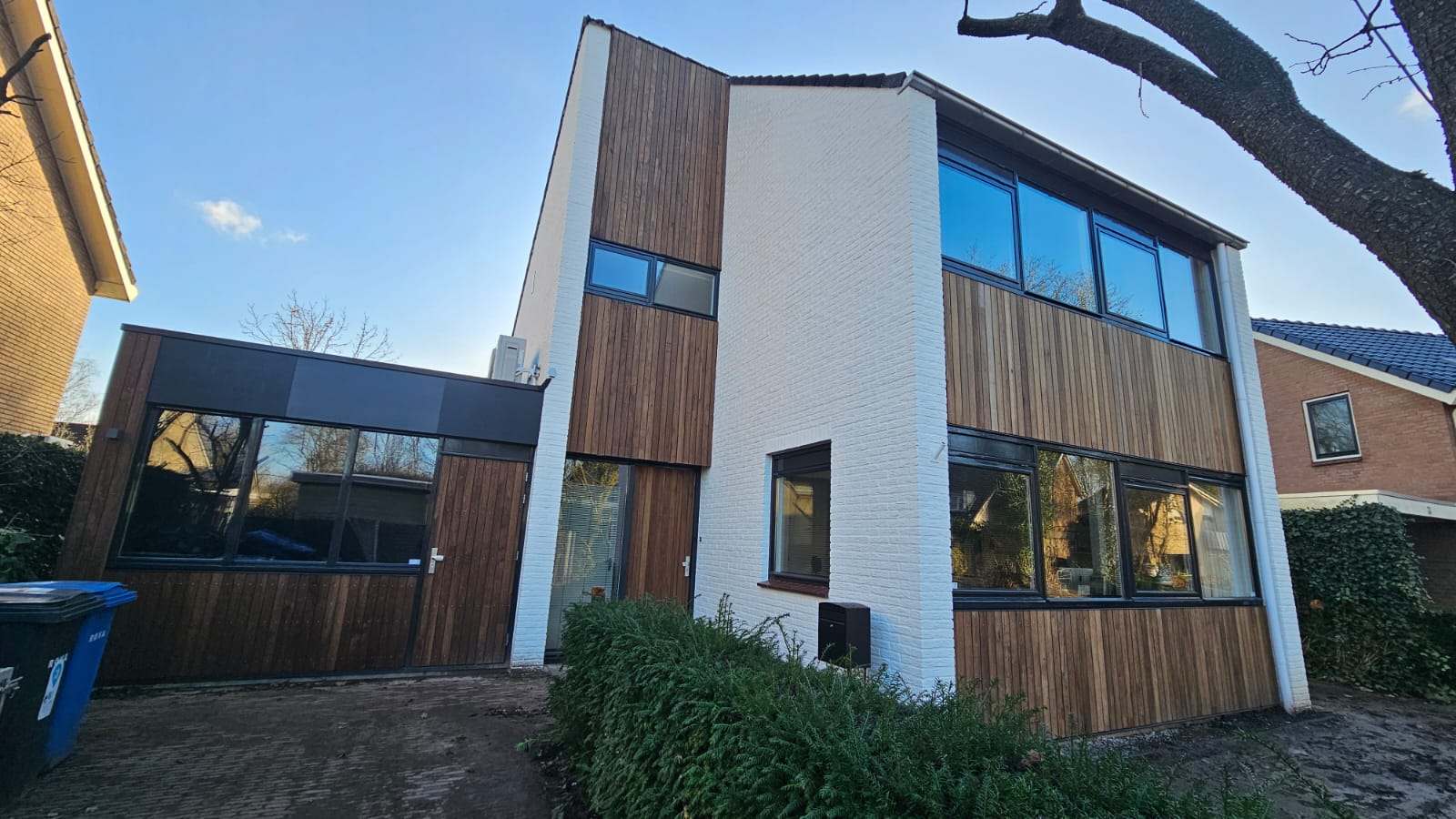 Gerenoveerde woning met nieuwe gevelbekleding en HR++-glas.