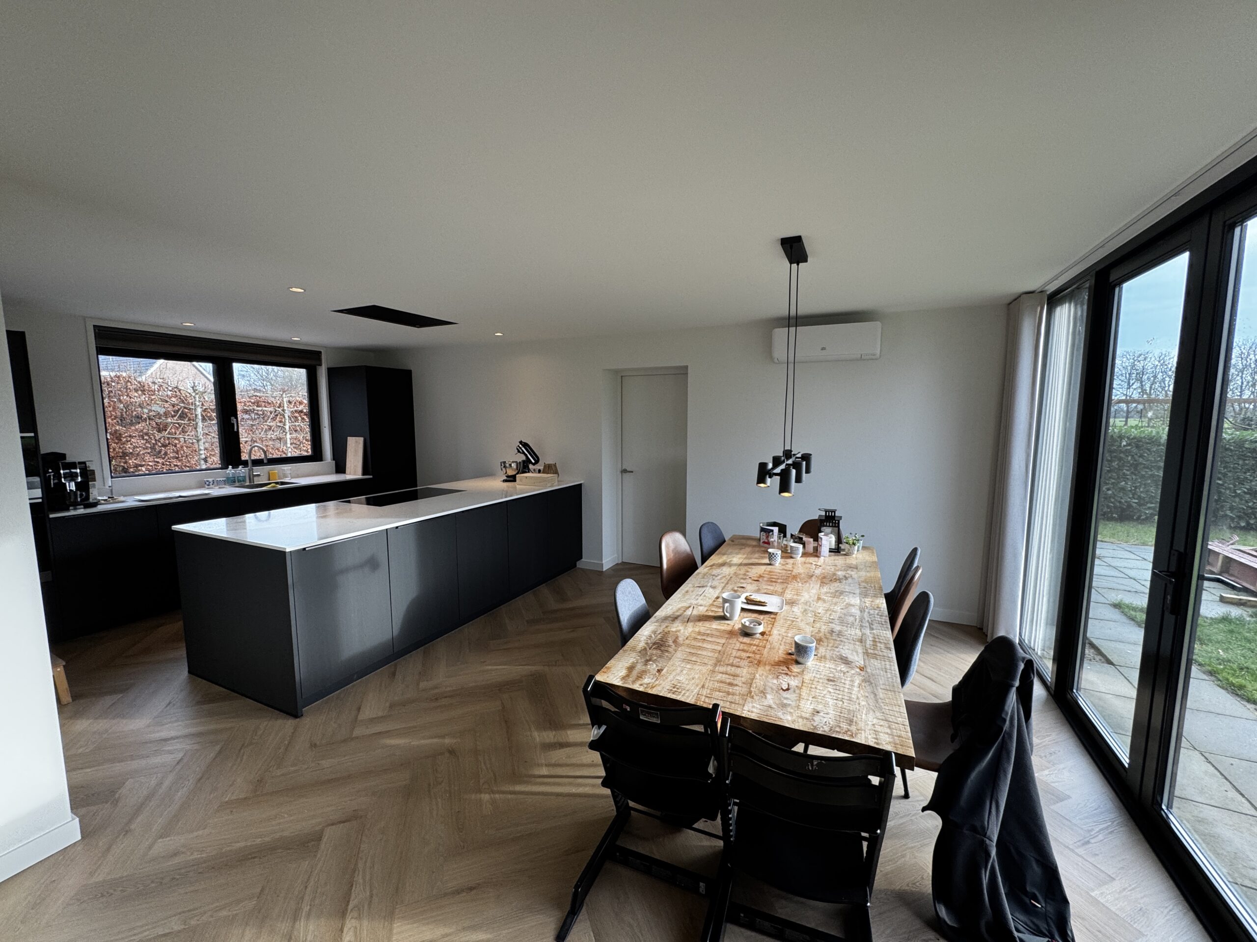 Nieuwe leefkeuken als verbinding tussen woning en schuur.