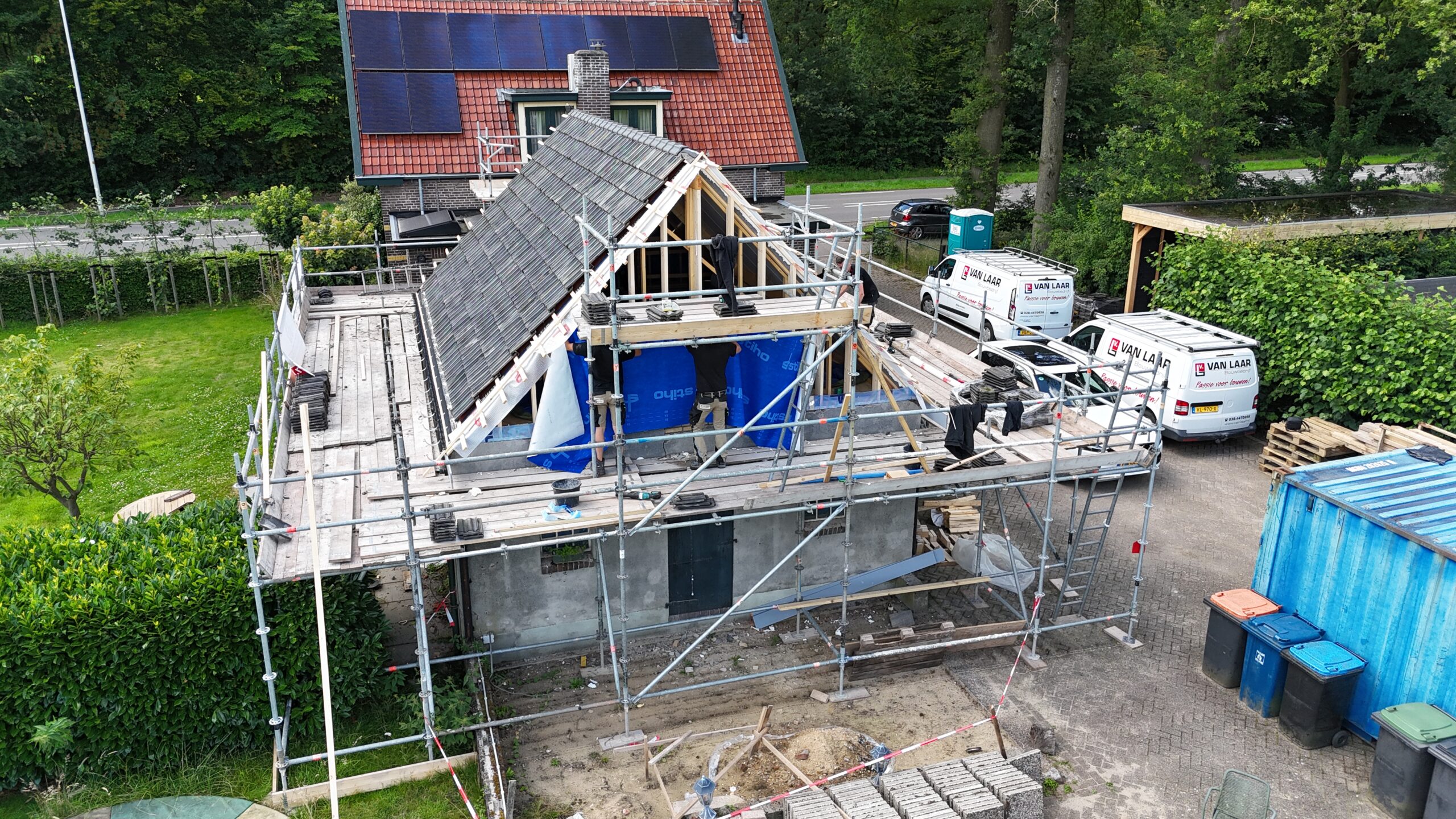Gerenoveerde schuur met nieuwe kap en verdiepingsvloer.