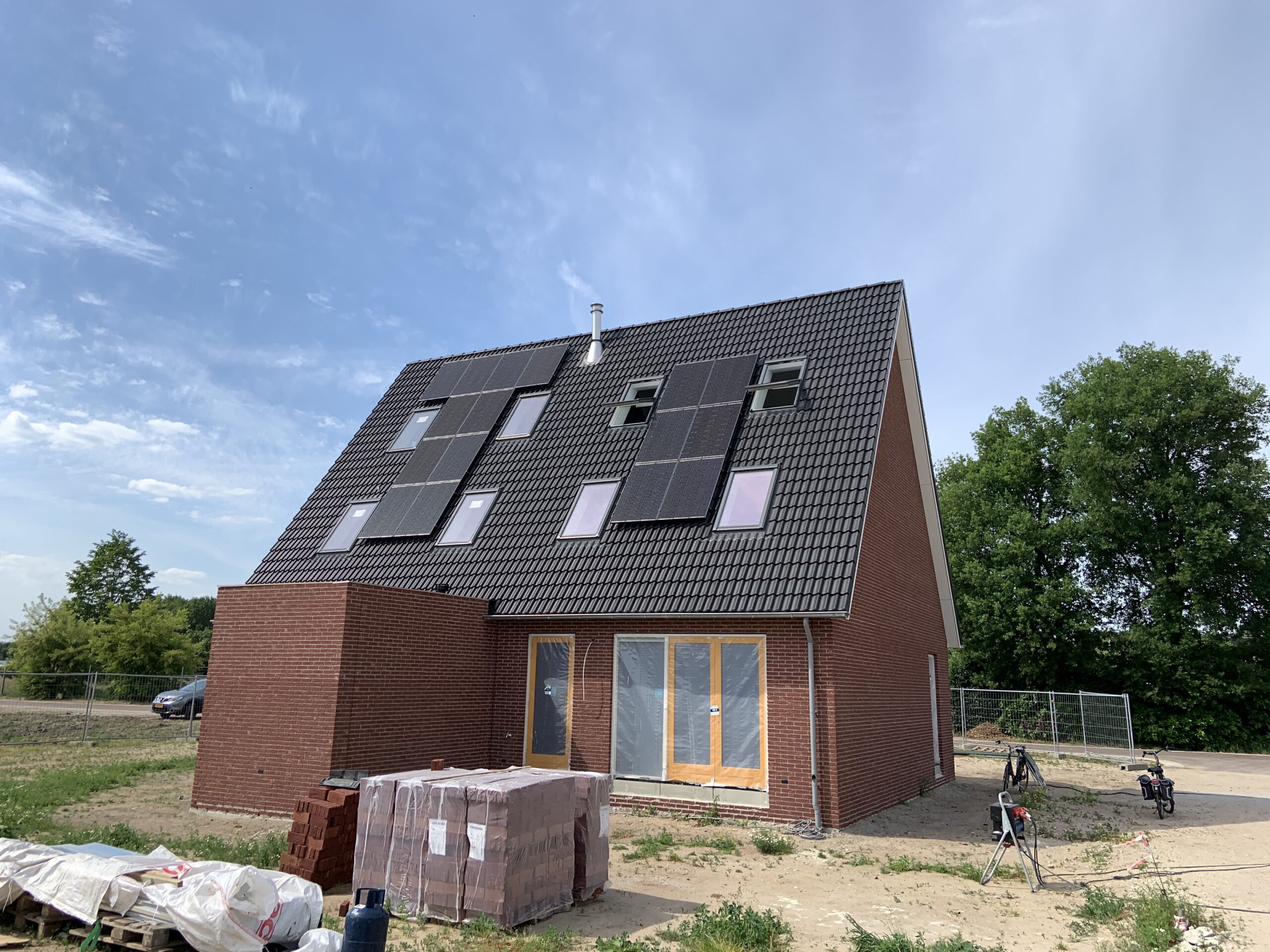 Duurzame nieuwbouwwoningen met natuurlijke gevelkleuren en moderne uitstraling.
