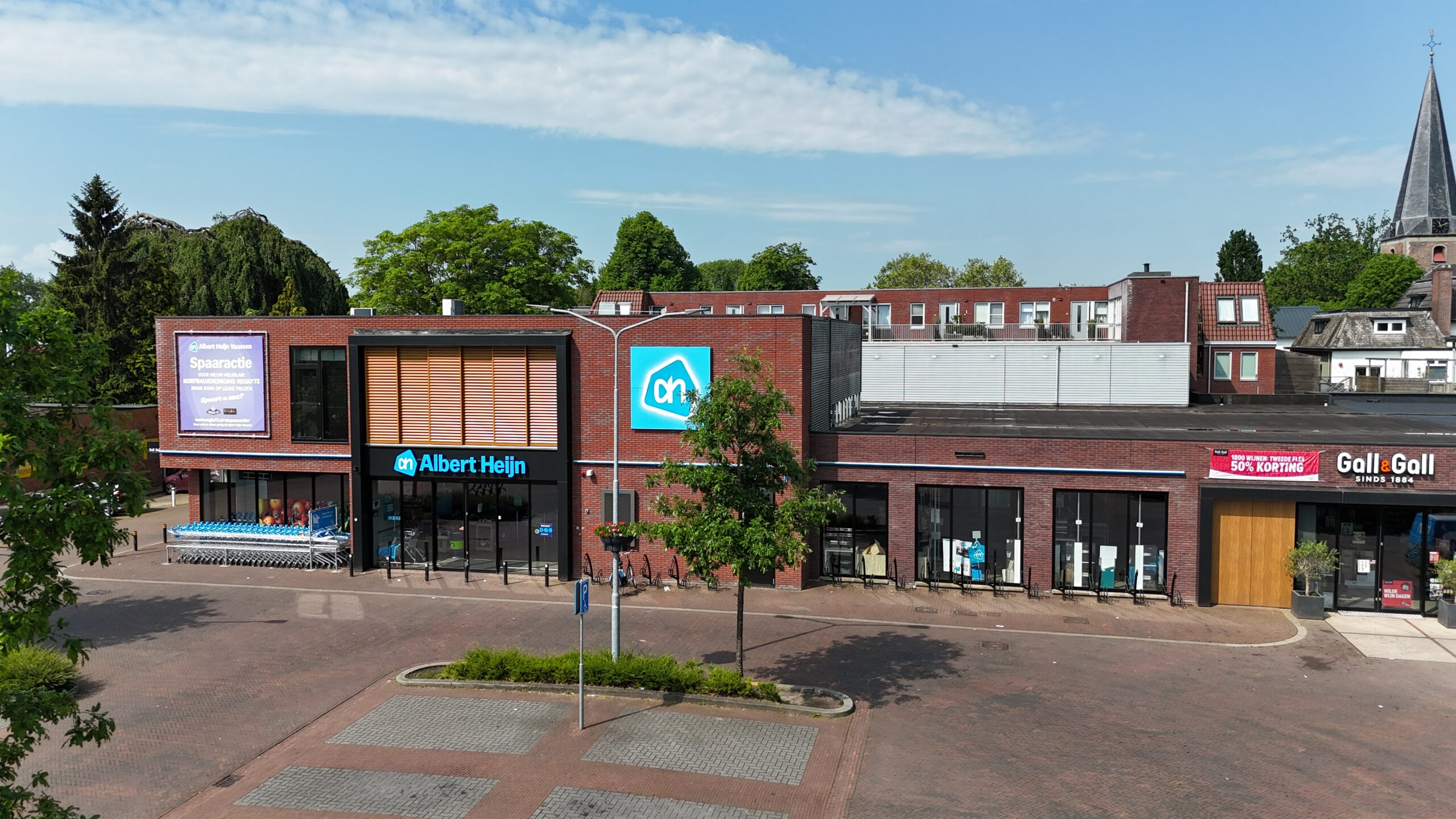 Vernieuwde entree van Albert Heijn in Vaassen na de verbouwing
