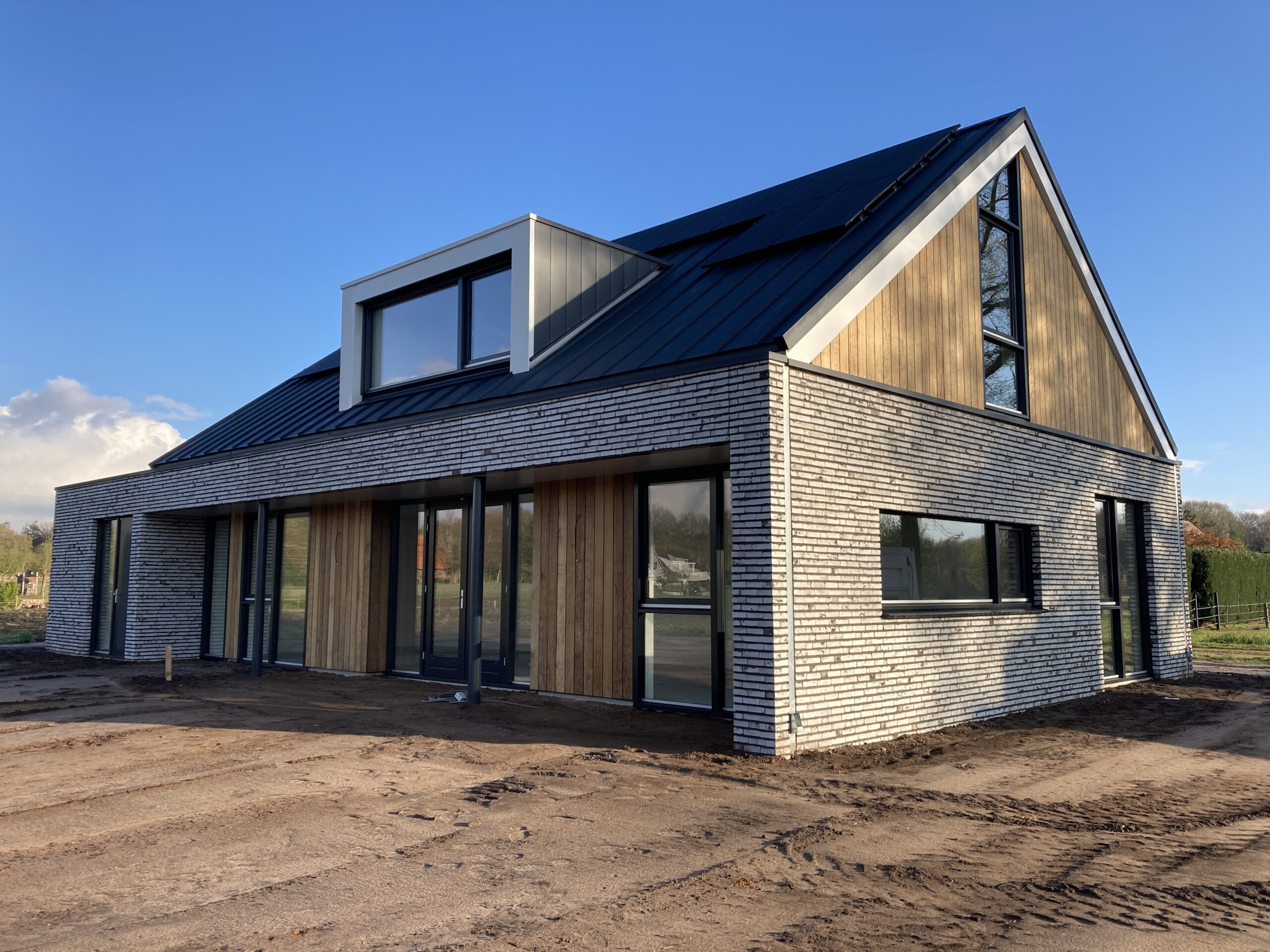 oderne vrijstaande woning in het buitengebied van Heerde met houten gevelafwerking.