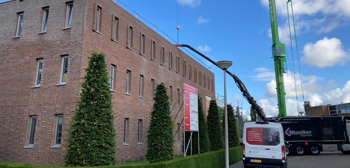 Bouwbedrijf Van Laar transformeerde een bestaand kantoorpand in Zeewolde naar 23 moderne zorgwooneenheden.