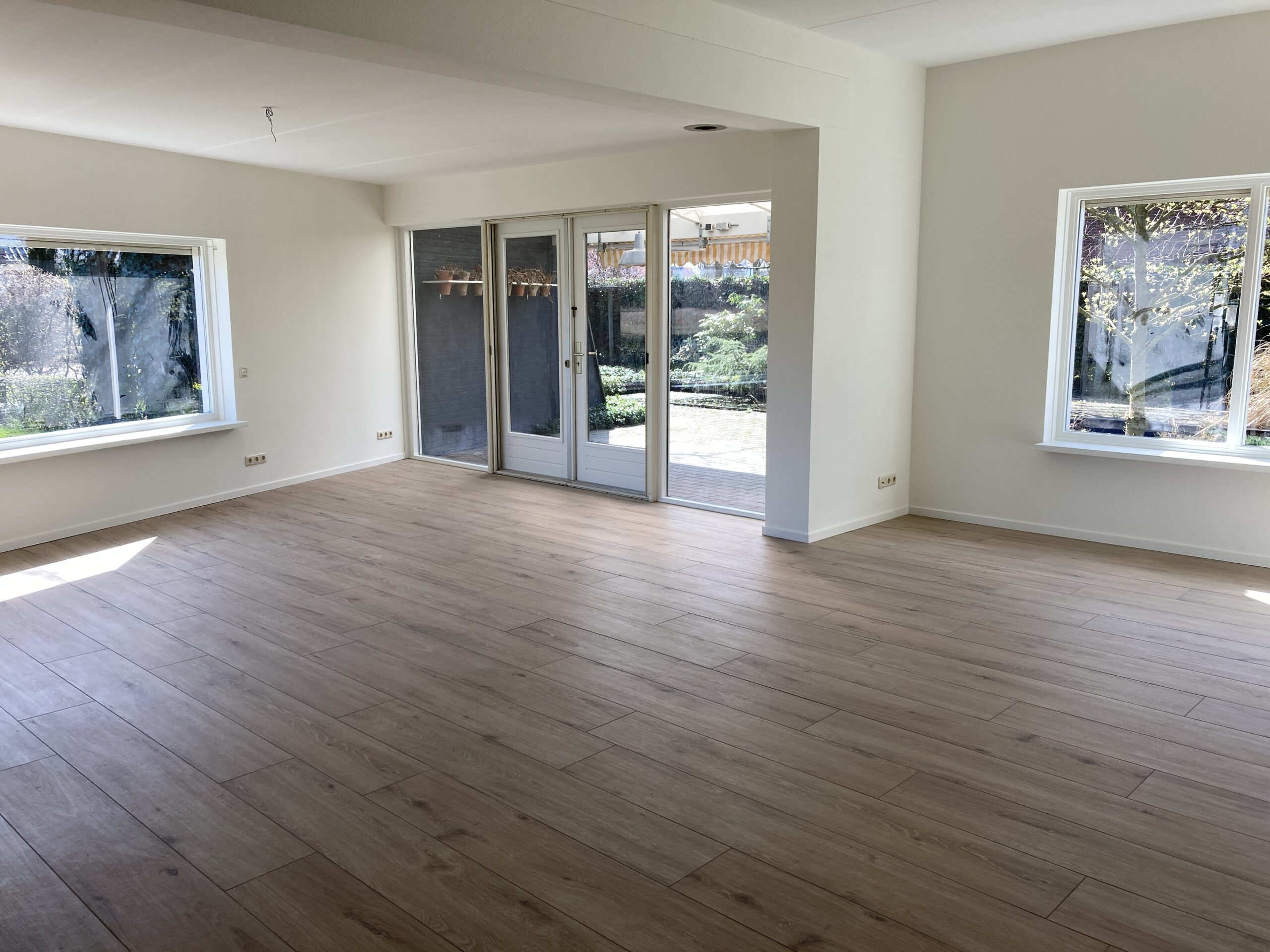 Woonkamer met vloerverwarming en keramische parketvloer in gerenoveerde woning in Deventer.