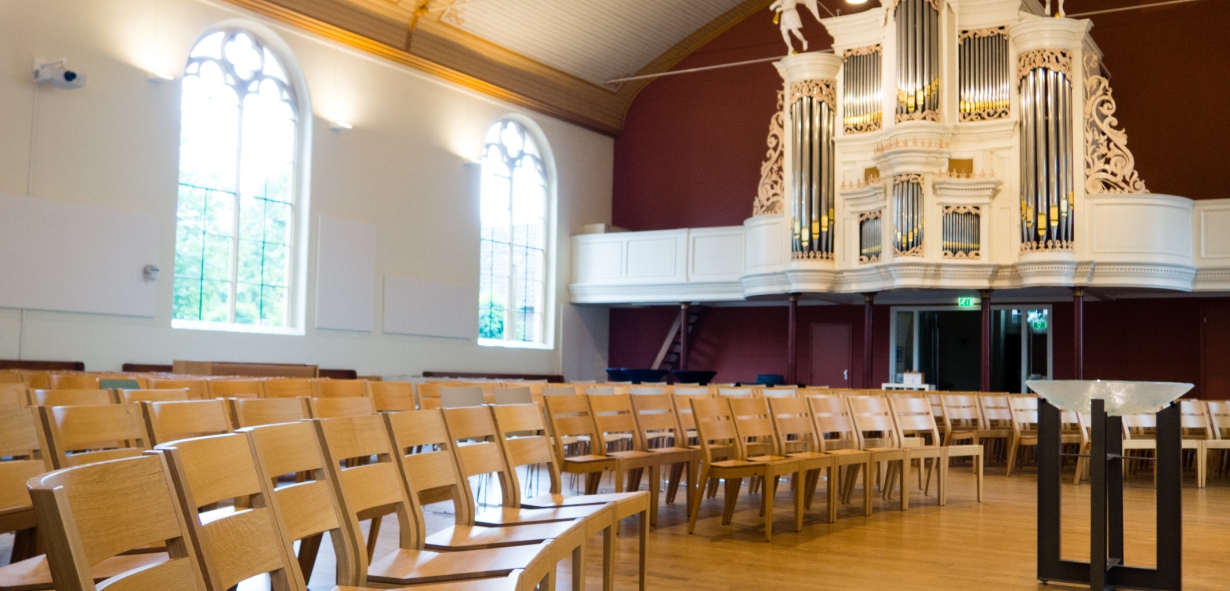 Gerenoveerd interieur dorpskerk Vaassen door bouwbedrijf van Laar.