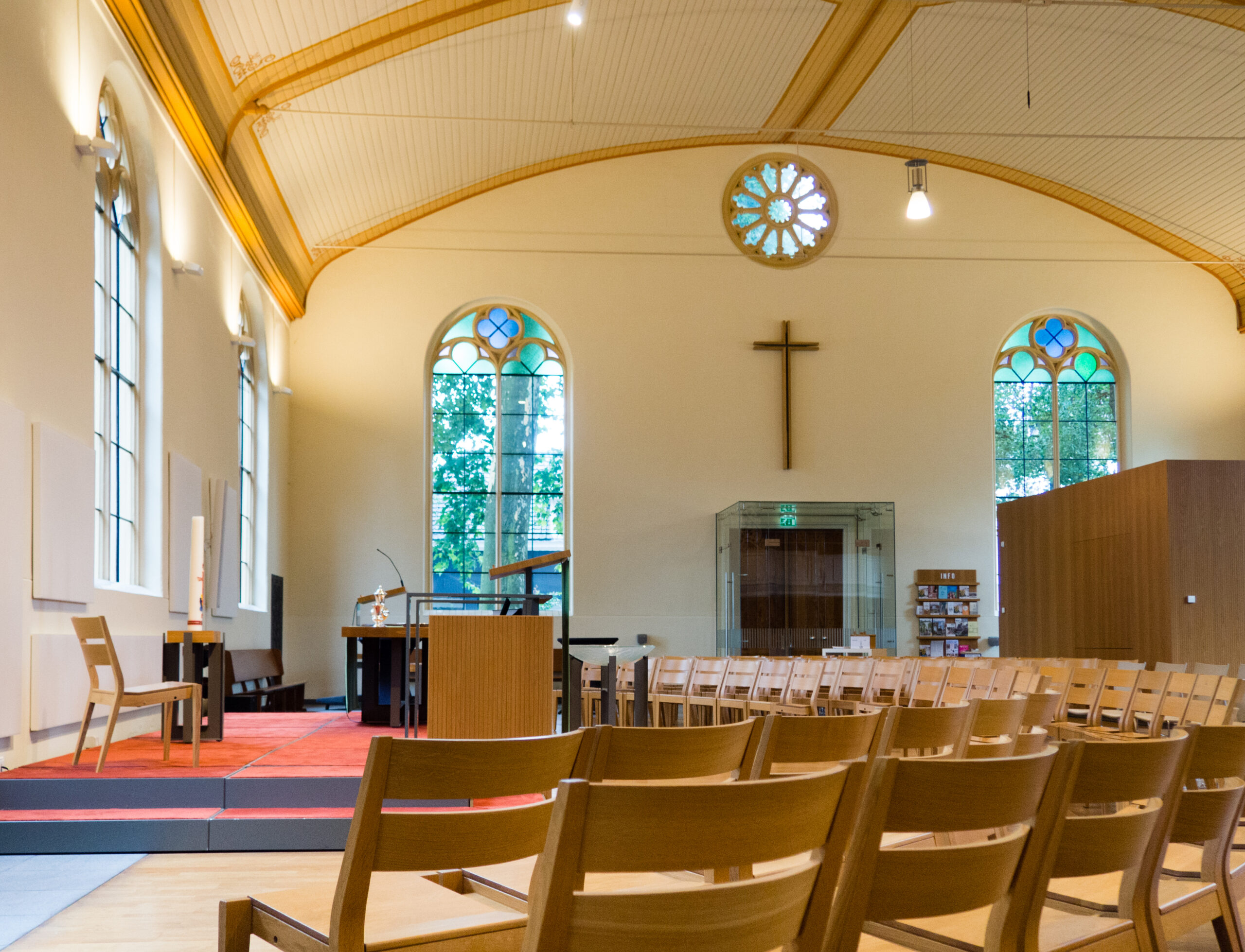 Kerkzaal met nieuwe zitopstelling en veel daglicht.