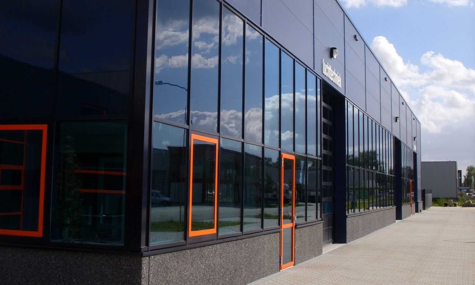 Duurzaam bedrijfspand met moderne architectuur in Vaassen.
