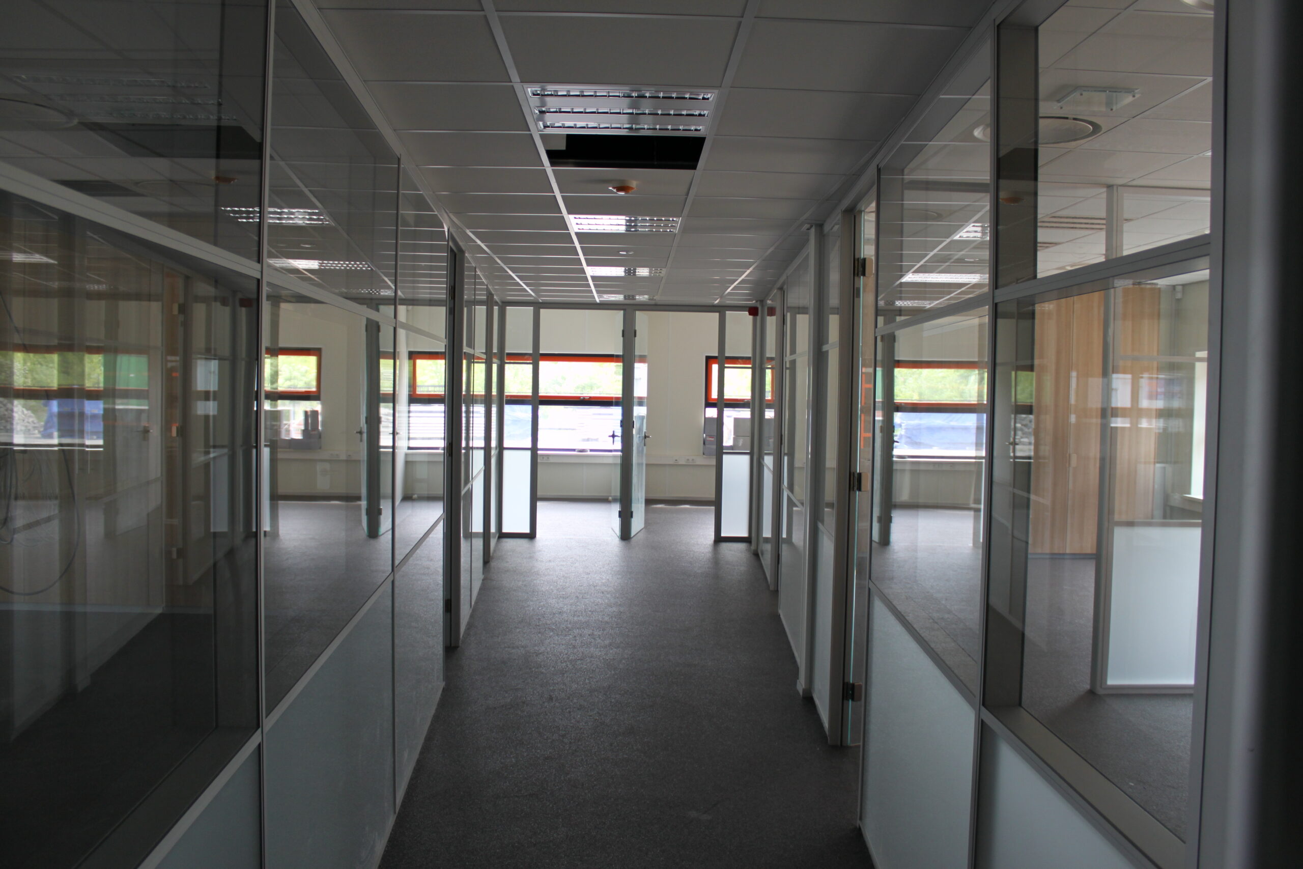 Gerenoveerd kantoor met veel daglicht.