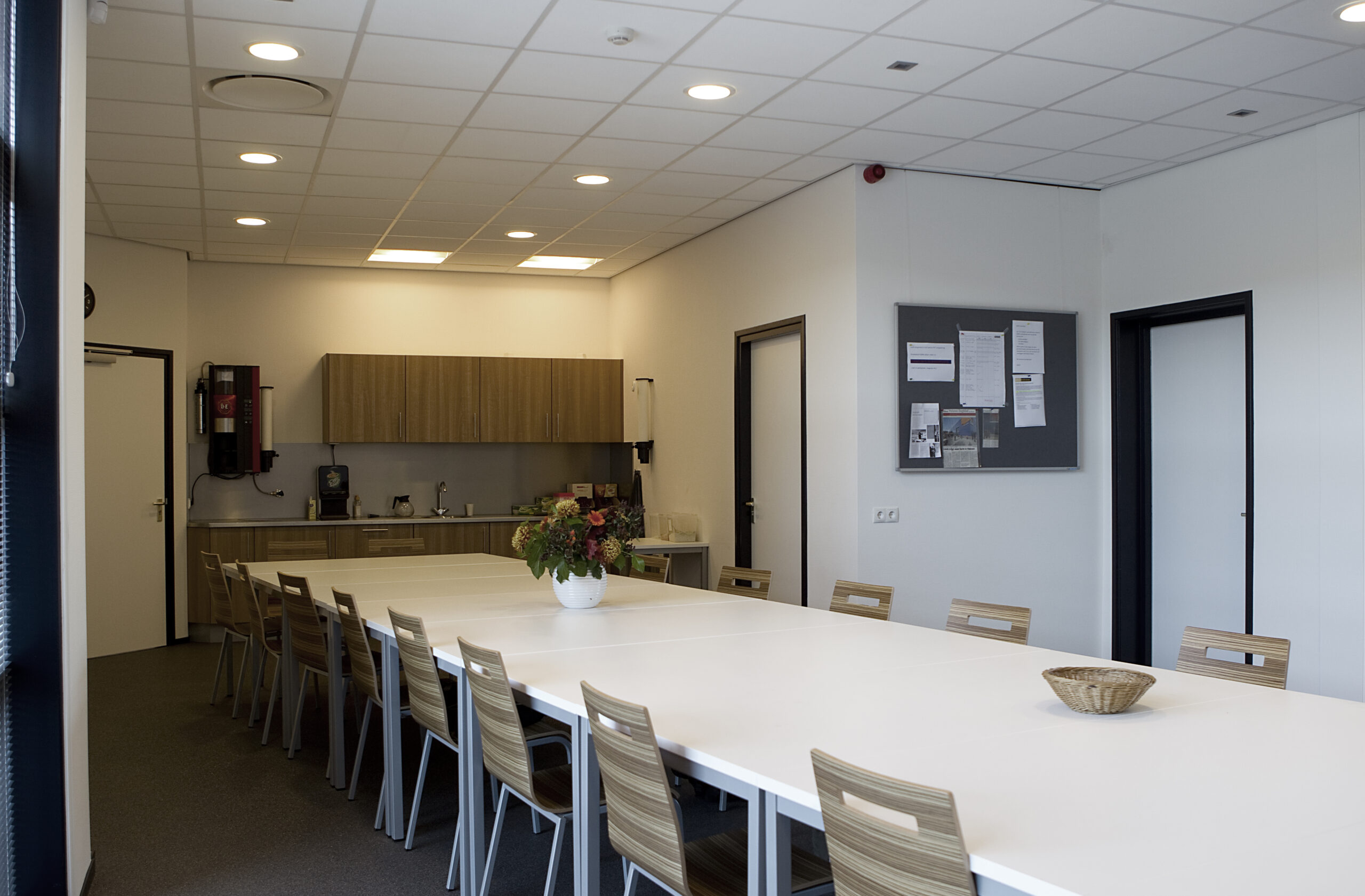 Gerenoveerd kantoor met veel daglicht.
