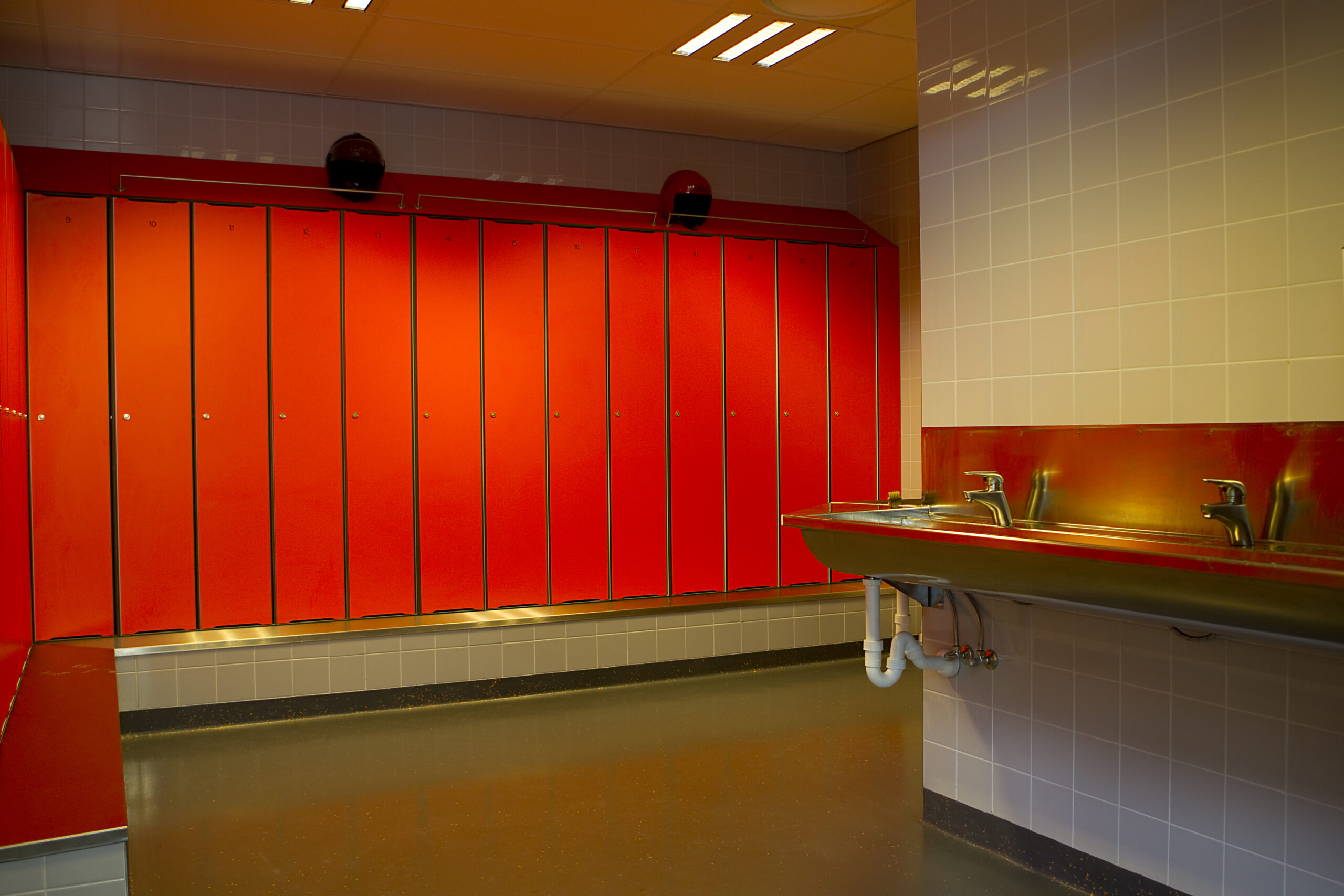 Gerenoveerd kantoor met veel daglicht.