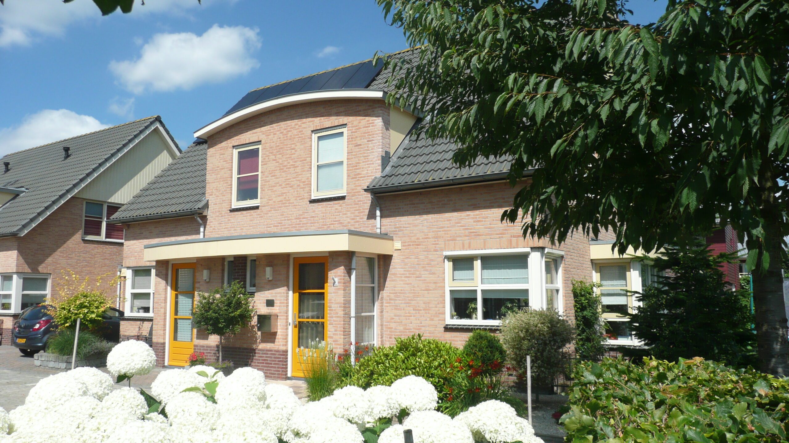 Twee-onder-een-kapwoningen aan de Kornoeljestraat.