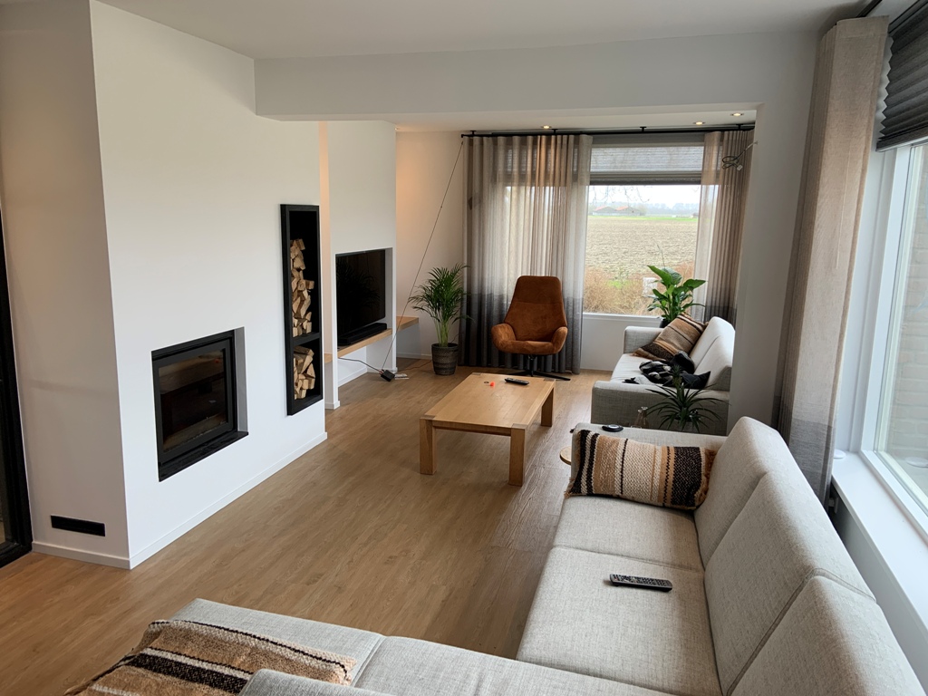Moderne leefruimte na renovatie van een boerderijwoning.