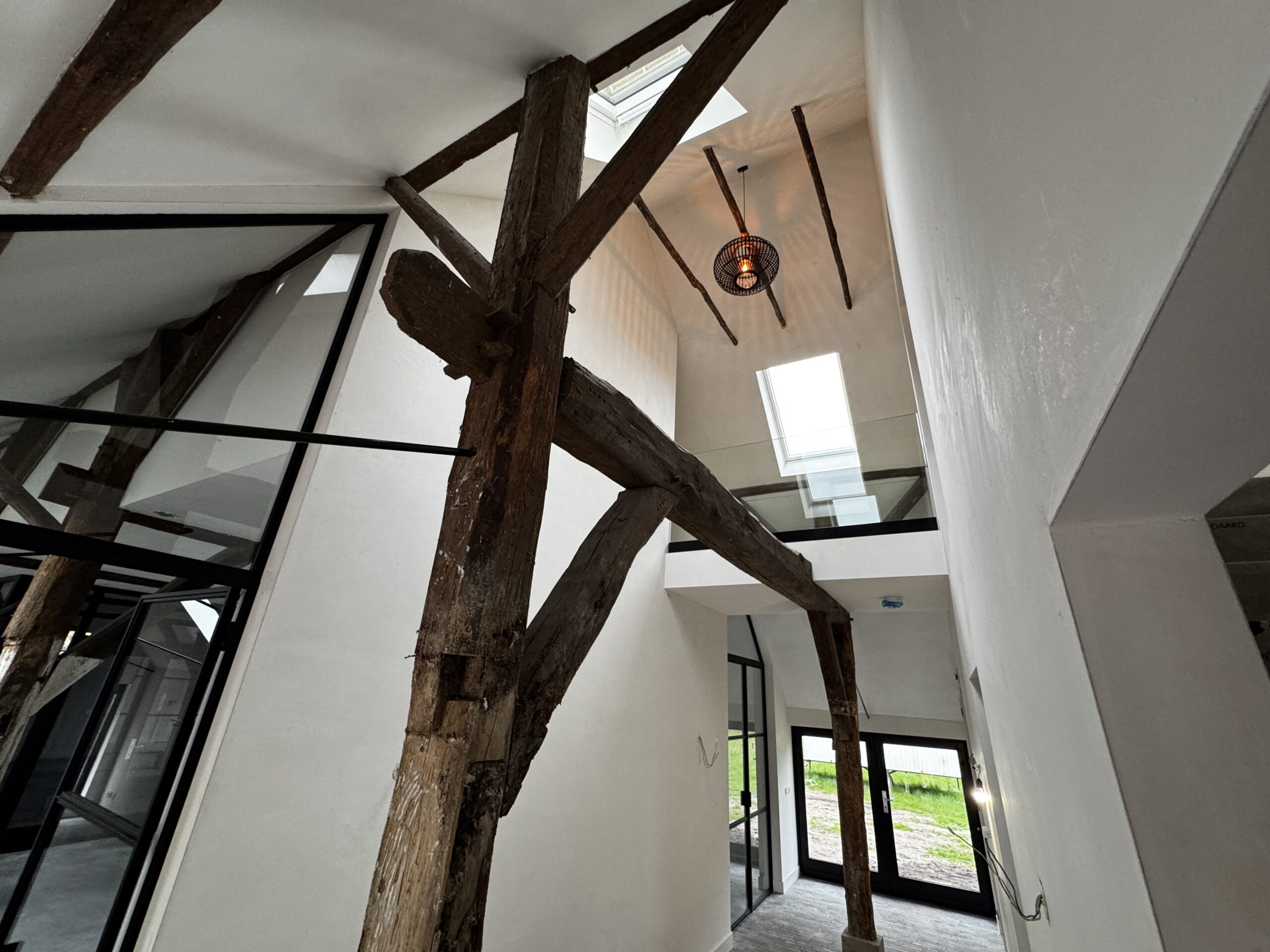 Historische gebinten zorgvuldig gerestaureerd in boerderij Petrea.
