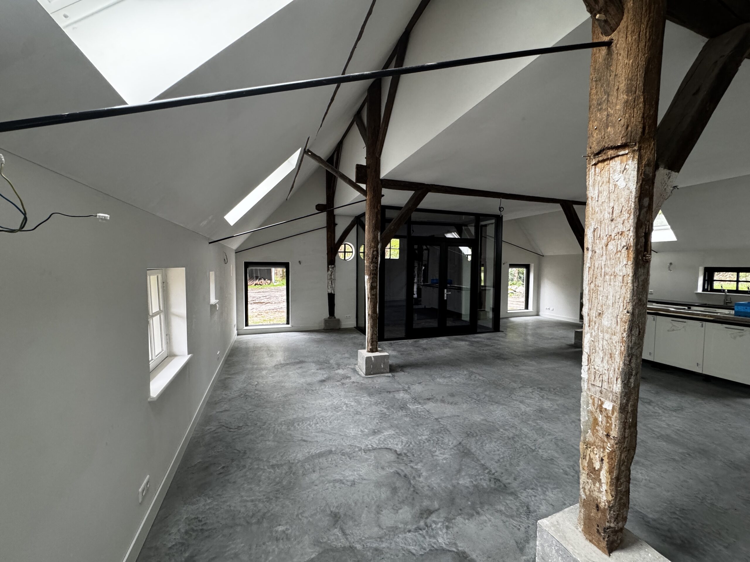 Interieur van een monumentale boerderij met moderne afwerking.