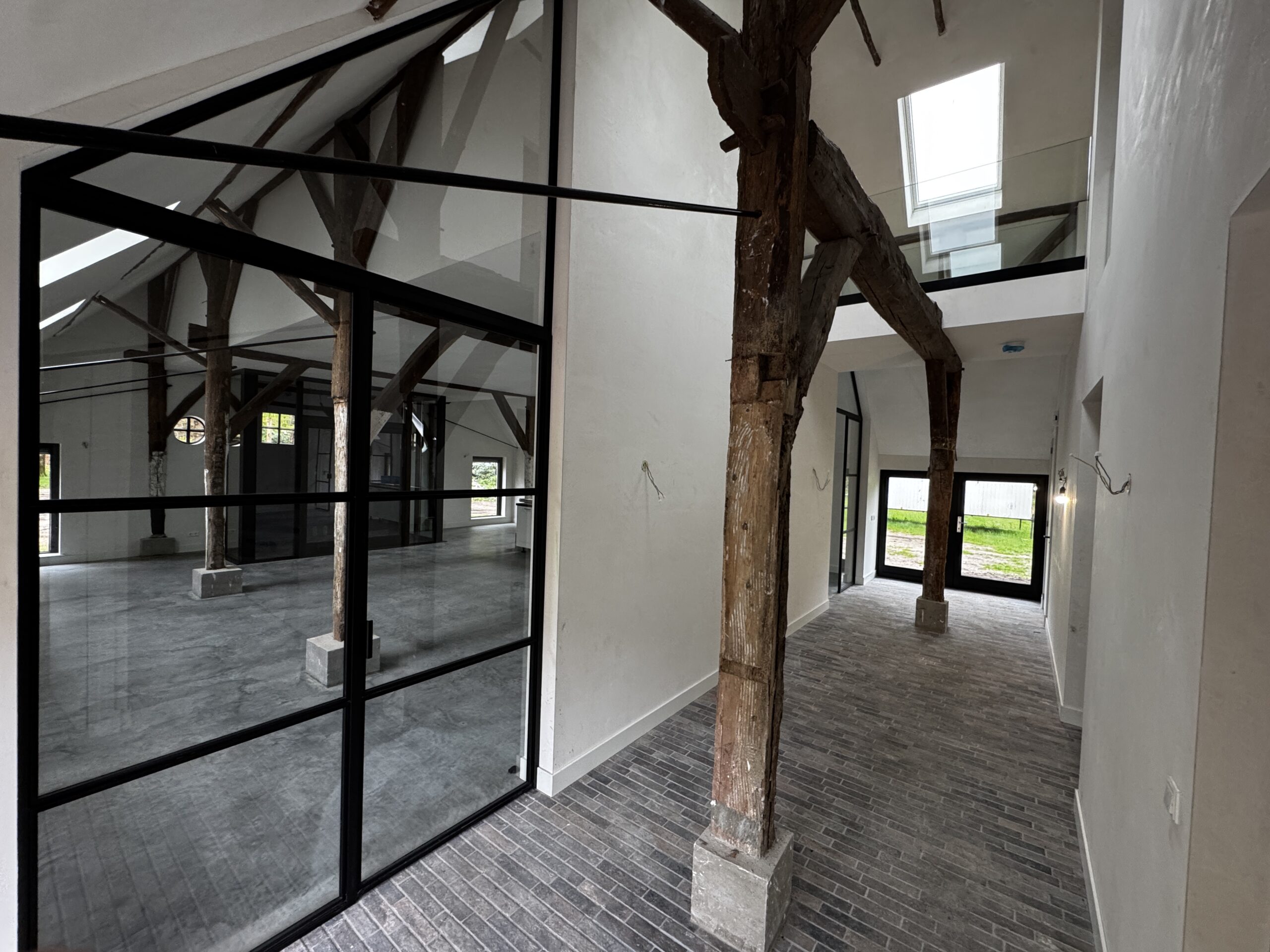 Interieur van een monumentale boerderij met moderne afwerking.