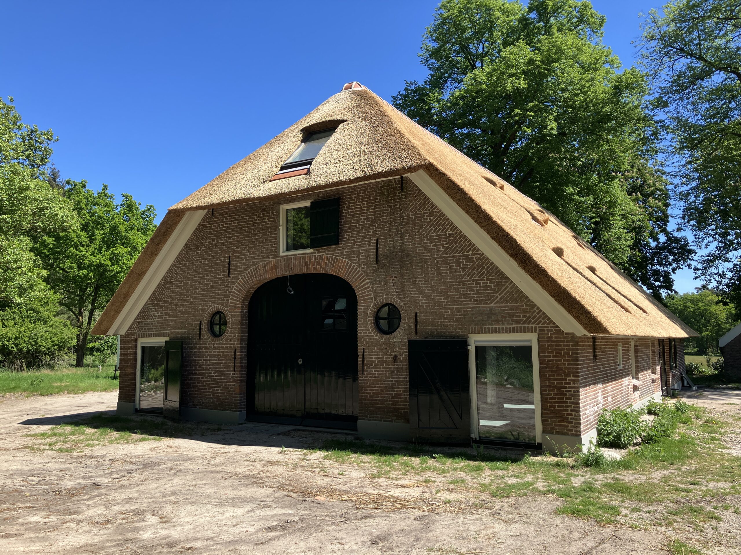 Gerestaureerde kozijnen en gevels van boerderij Petrea.