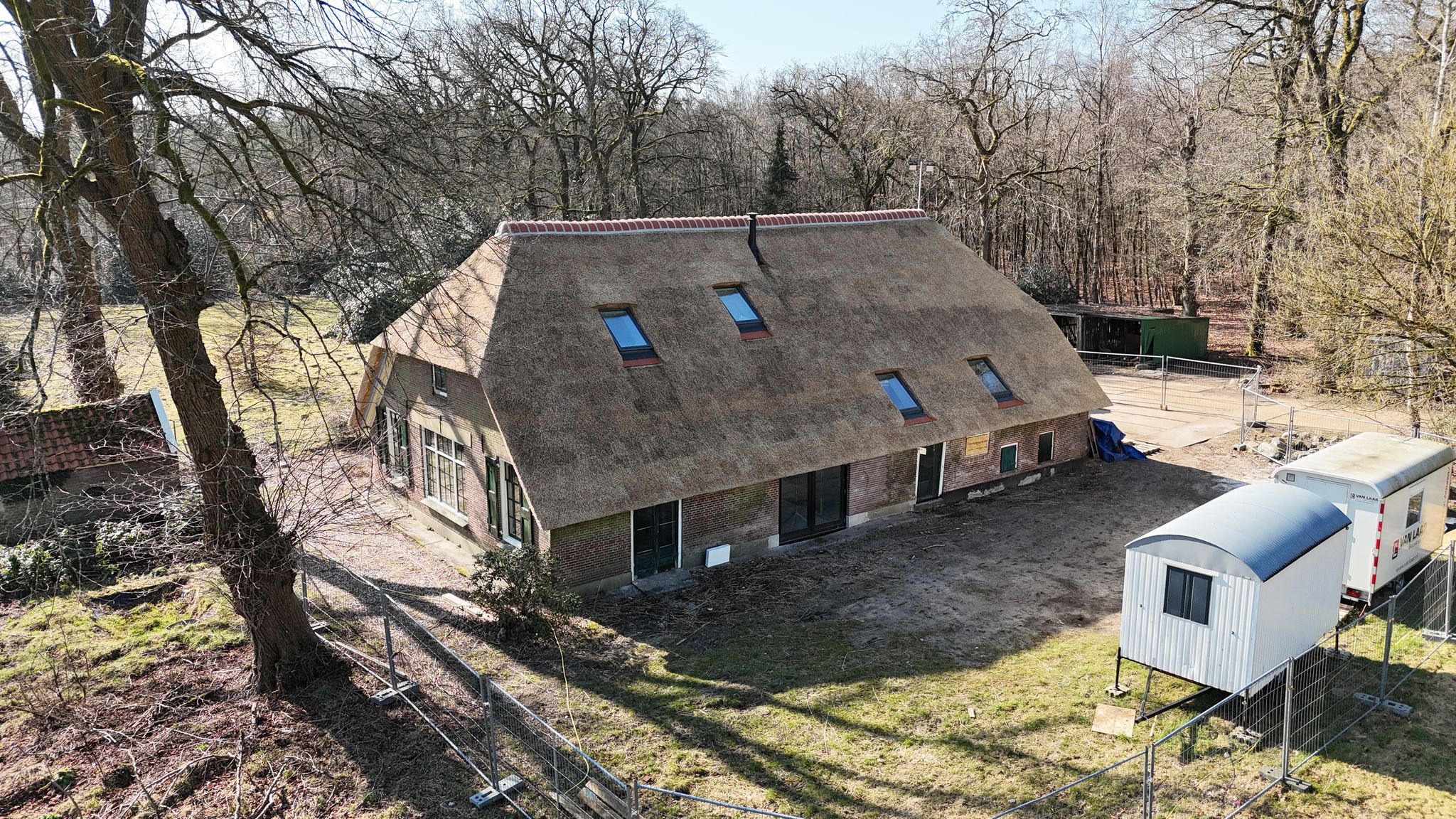 Historische boerderij waarin restauratie en modern wooncomfort samenkomen.