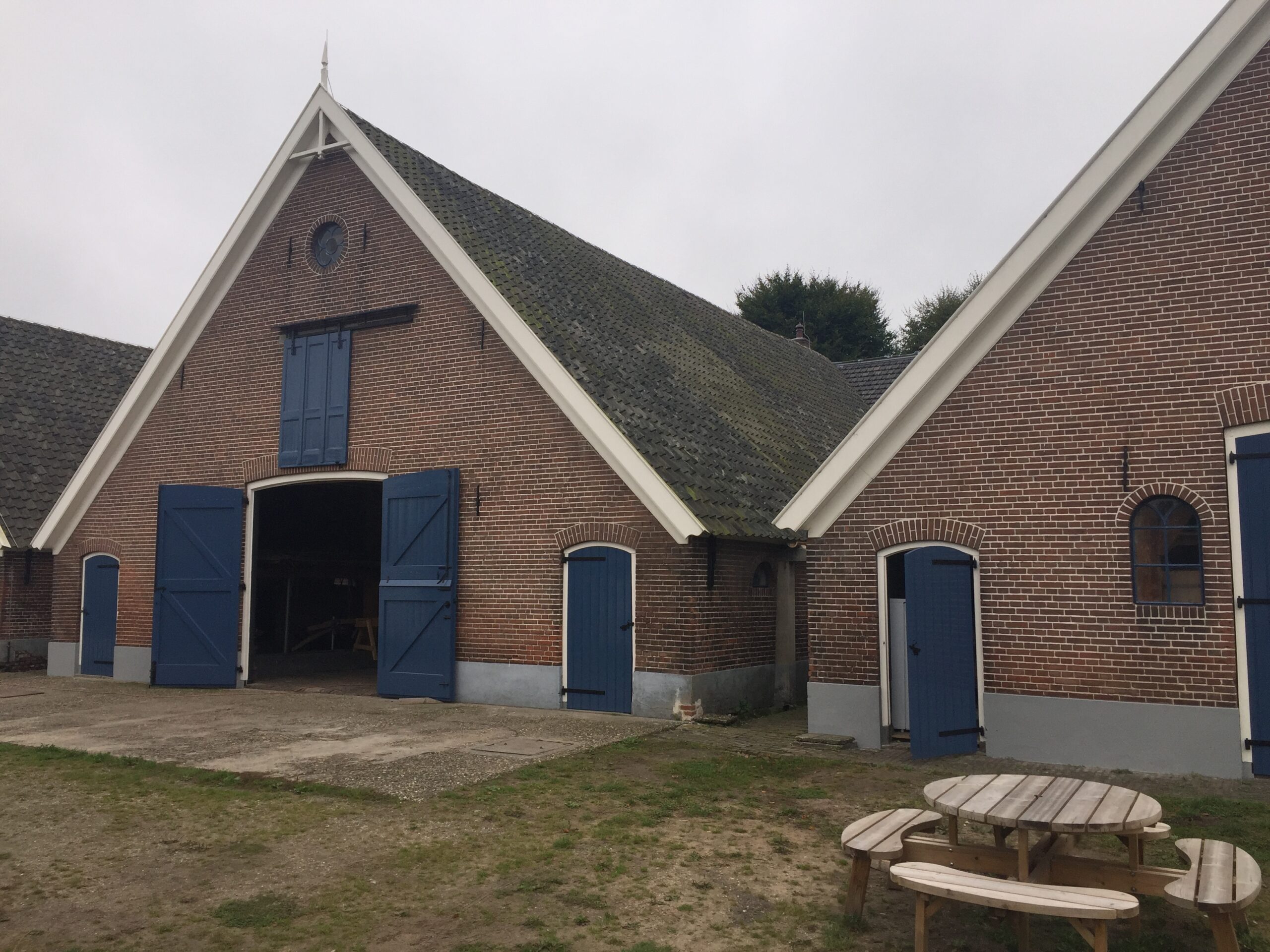 Rijksmonument met behouden historische details en vakmanschap.