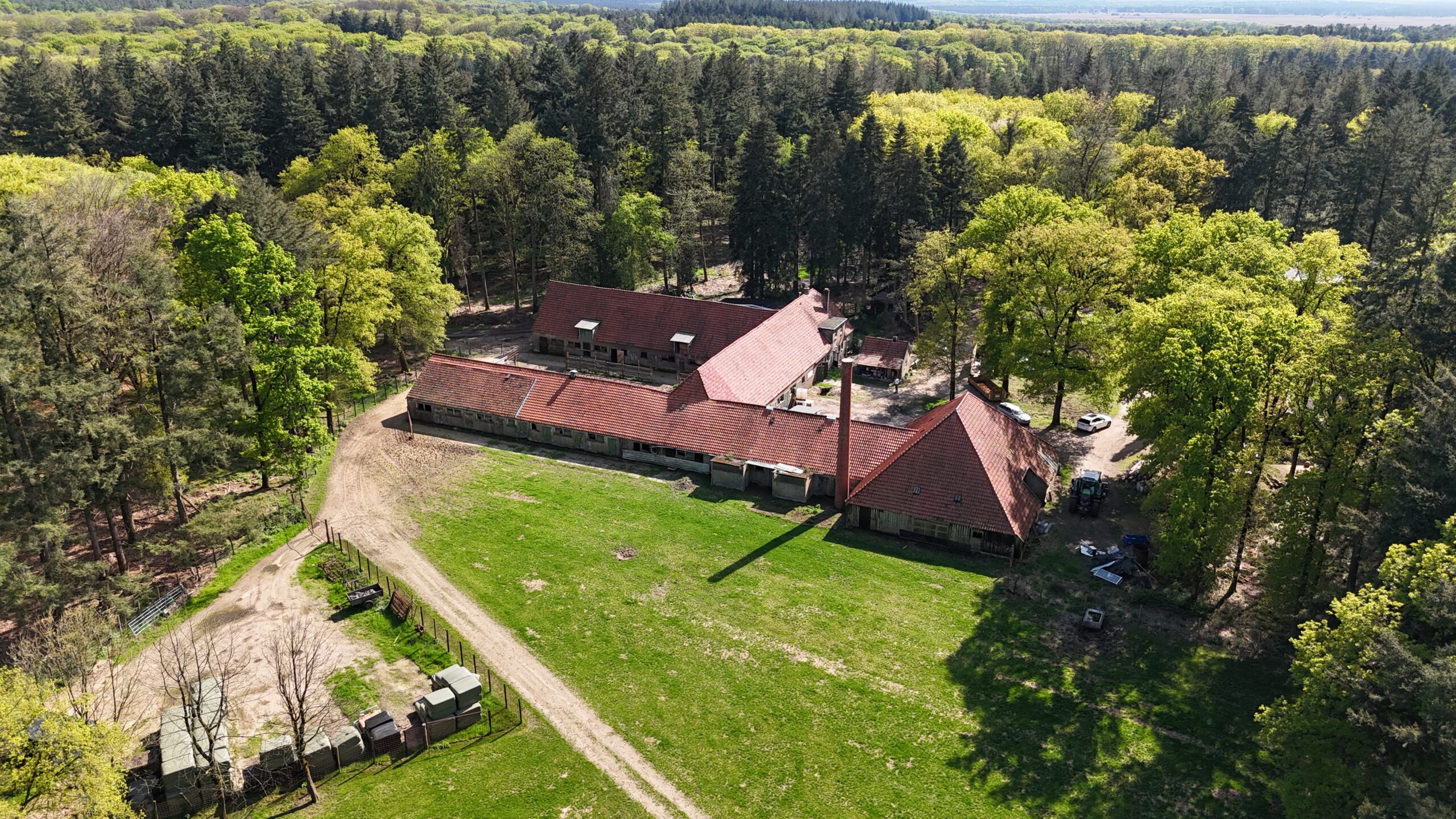 Monumentale boerderij op Landgoed Deelerwoud, voorbereid op een duurzame toekomst.