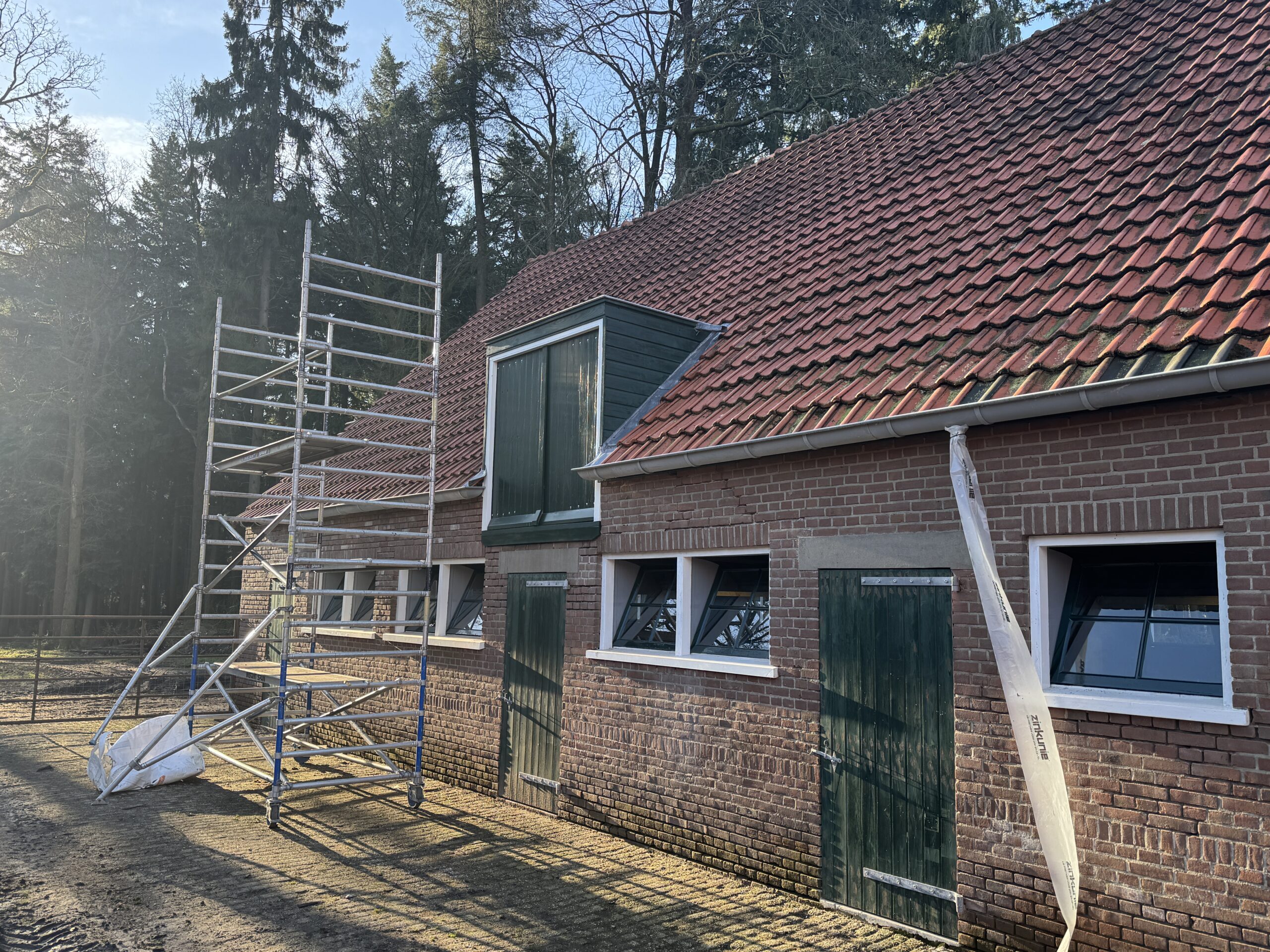 Detail van gerestaureerd metselwerk en voegwerk op Landgoed Deelerwoud.