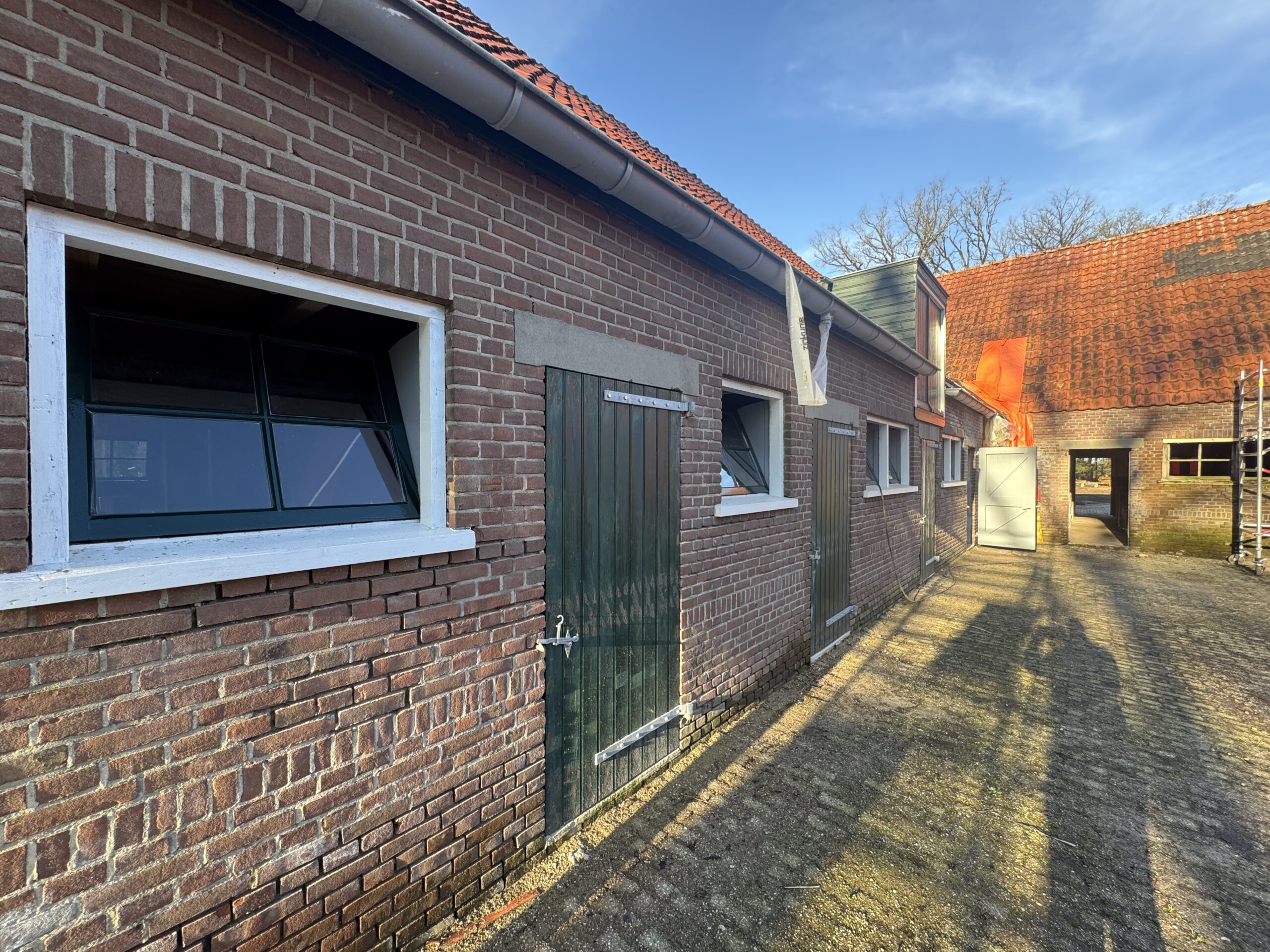 Monumentaal boerderijencomplex op Landgoed Deelerwoud na restauratie.