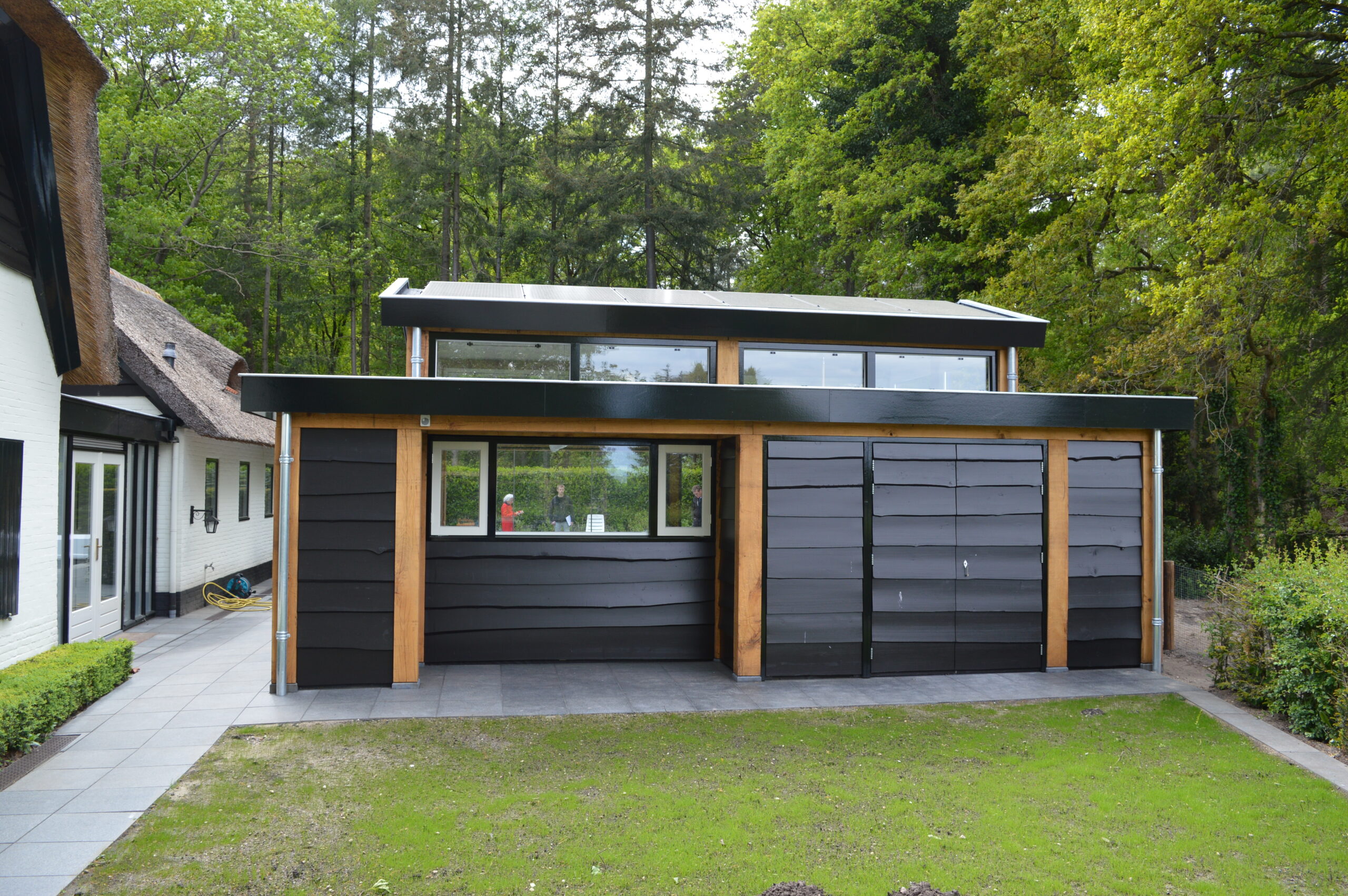 Houten tuinkamer die binnen en buiten naadloos met elkaar verbindt.