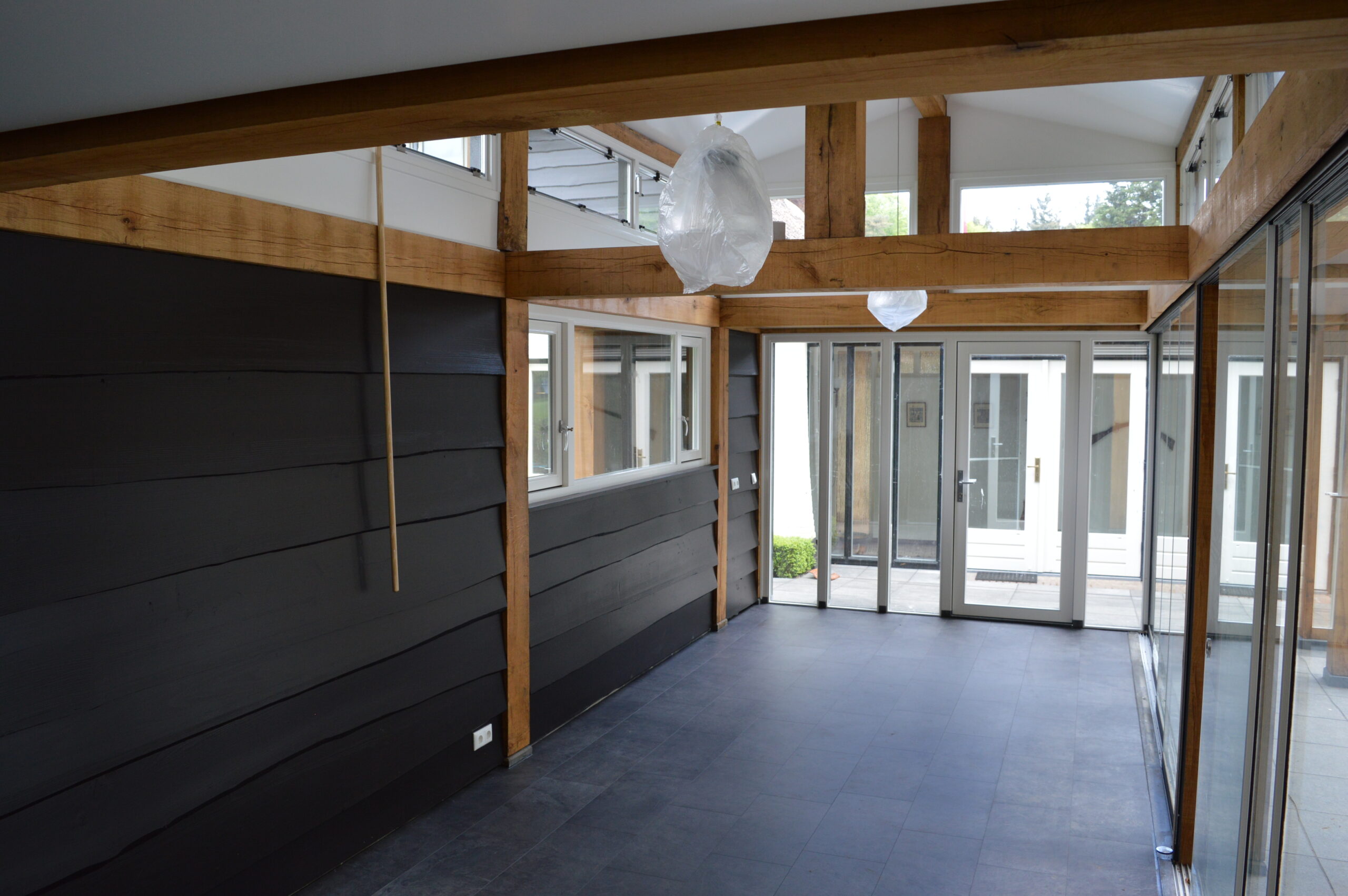 Houten tuinkamer die binnen en buiten naadloos met elkaar verbindt.